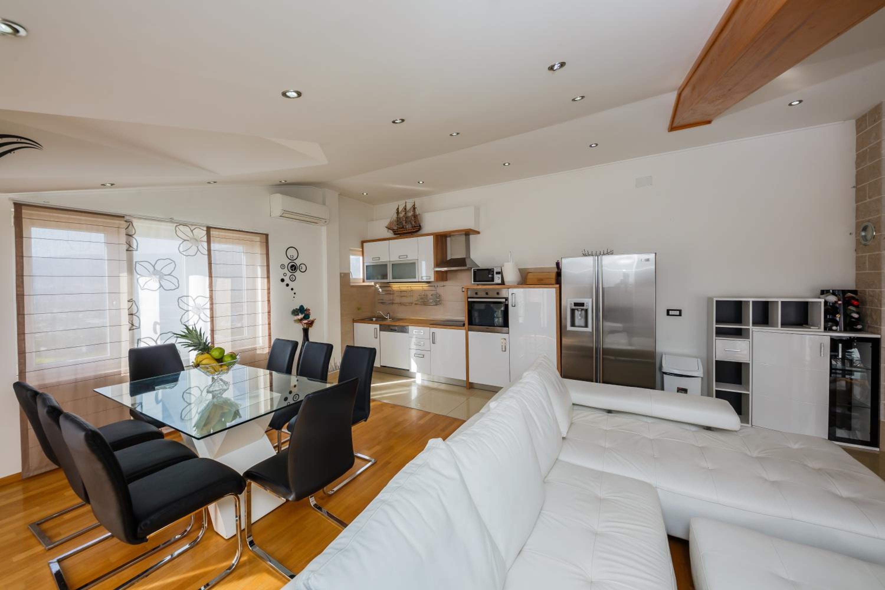 Four-Bedroom Apartment with Sea View - Photo 33