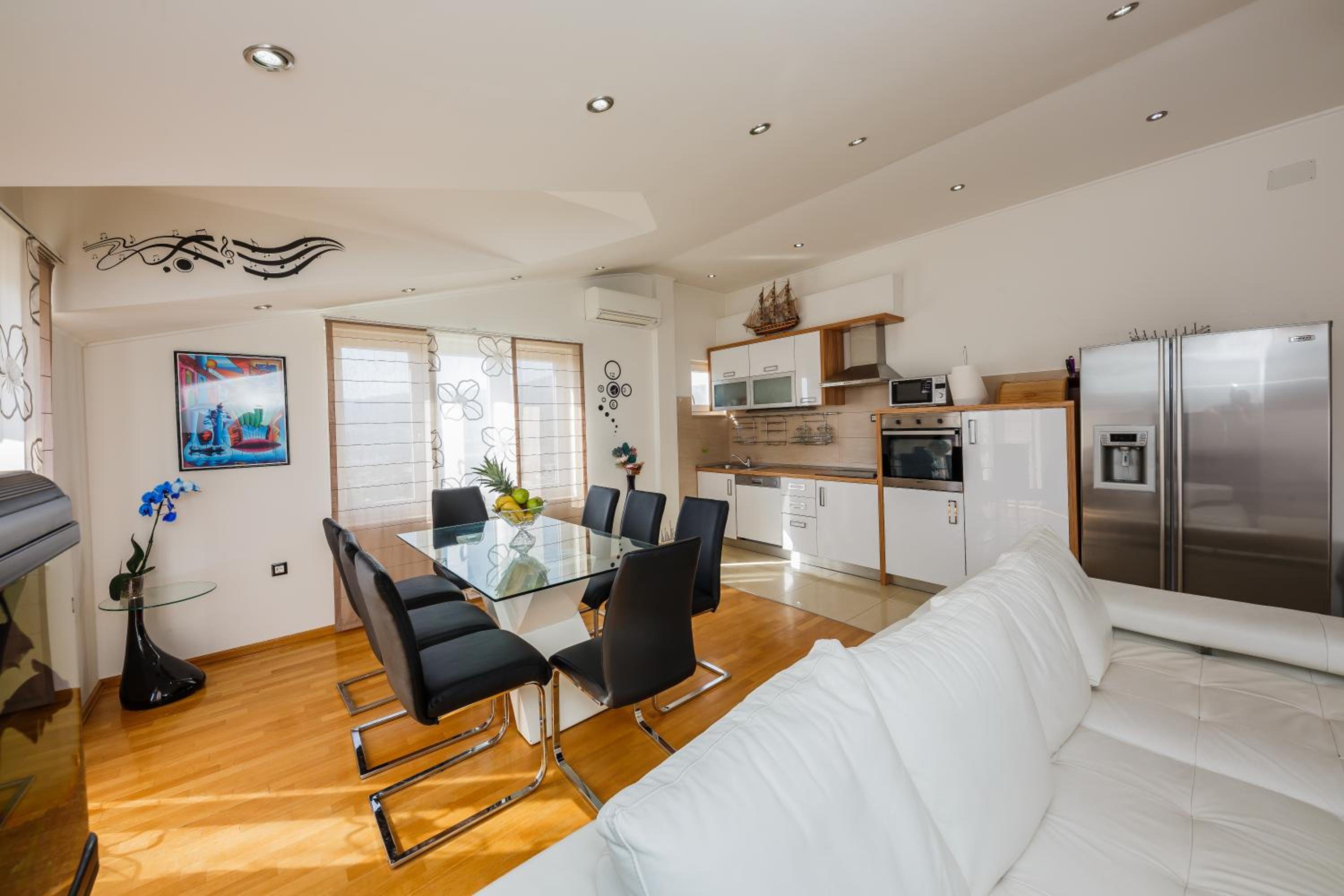 Four-Bedroom Apartment with Sea View - Photo 35