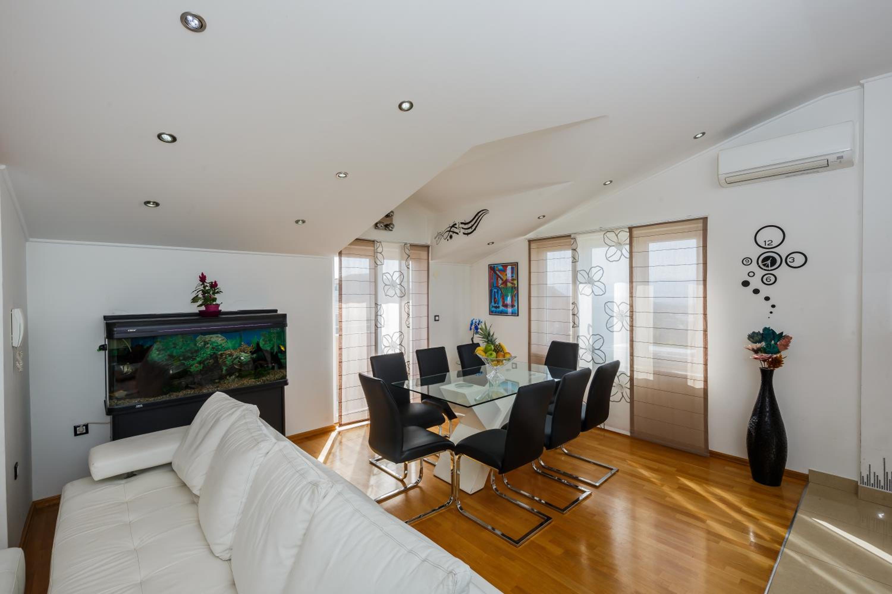 Four-Bedroom Apartment with Sea View - Photo 36