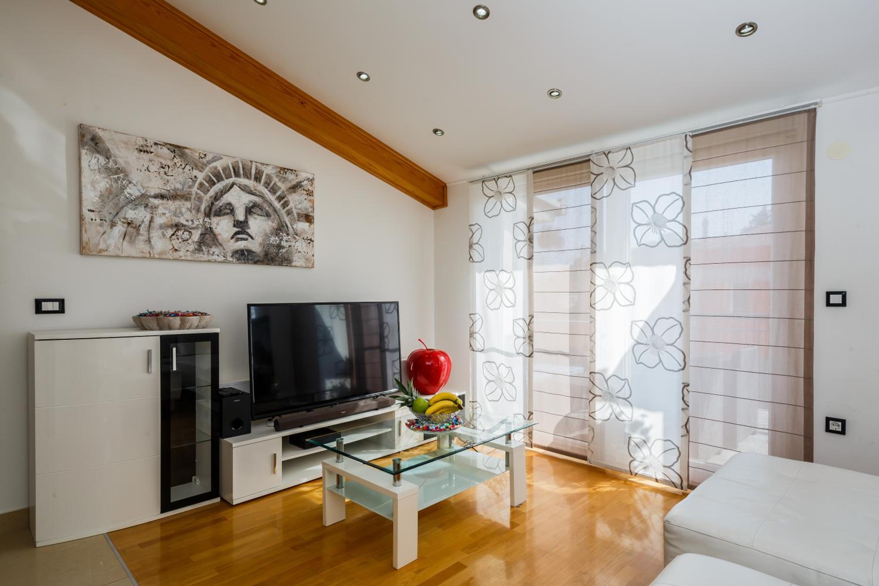 Four-Bedroom Apartment with Sea View - Photo 37