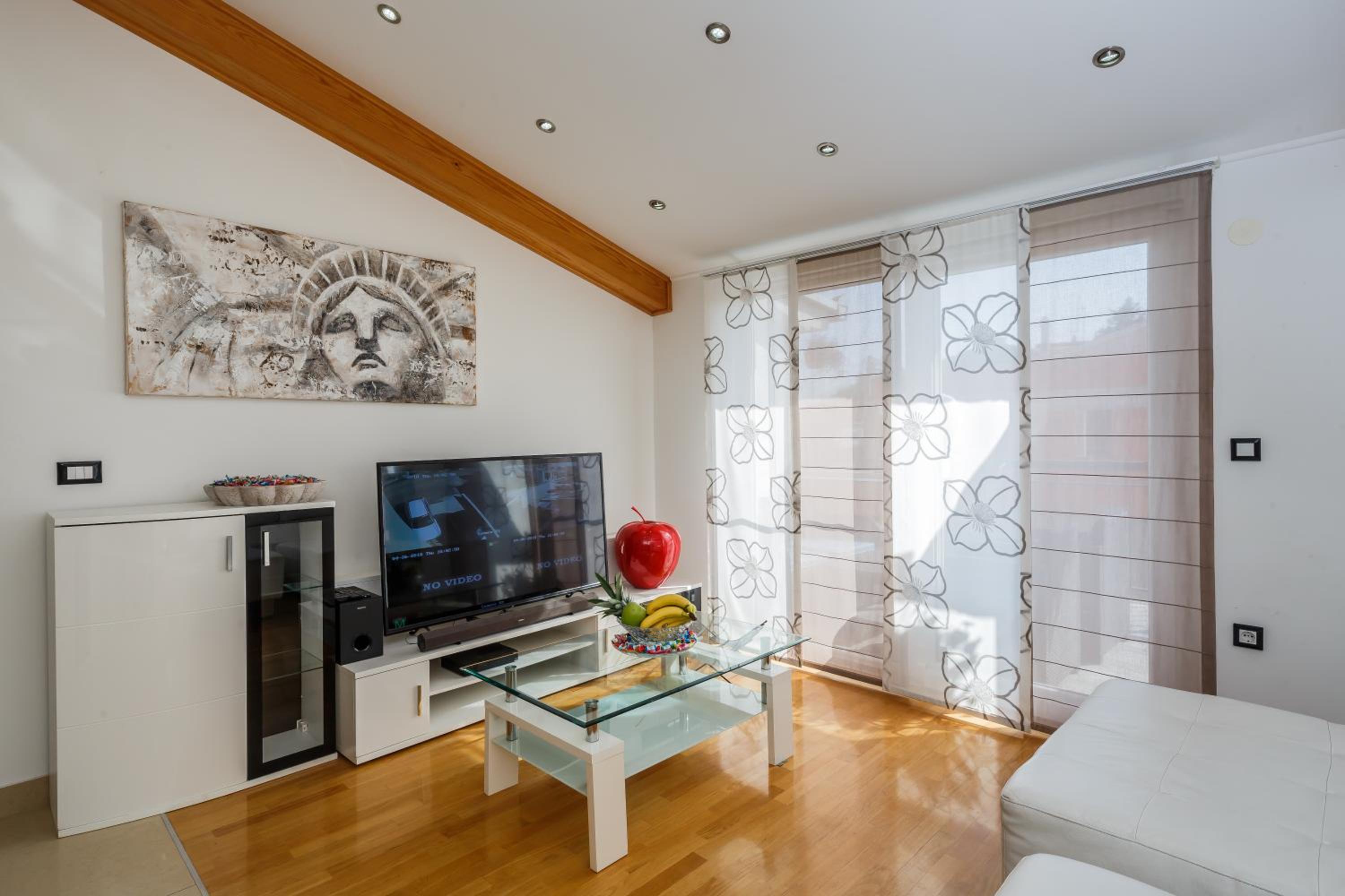Four-Bedroom Apartment with Sea View - Photo 39