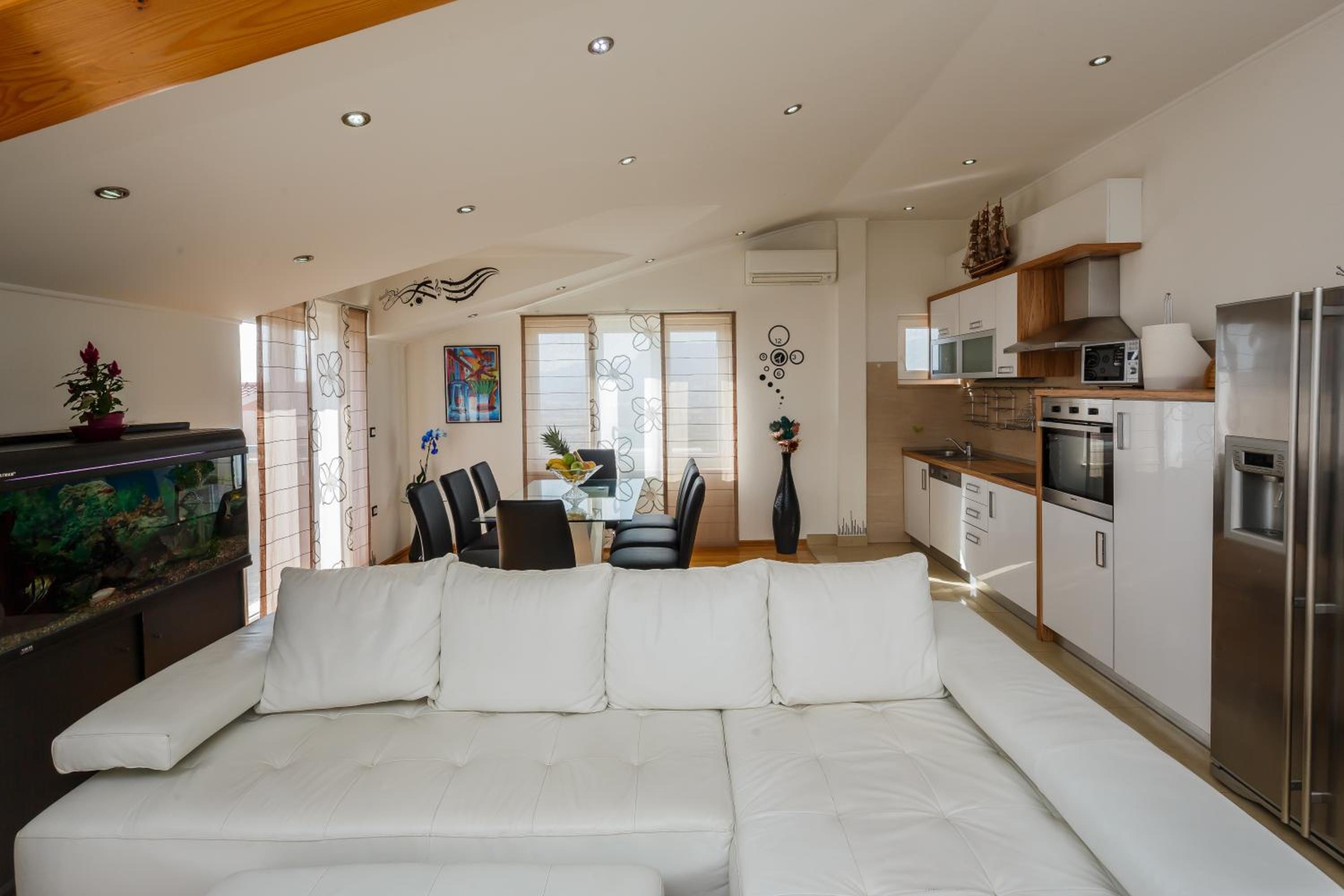 Four-Bedroom Apartment with Sea View - Photo 64