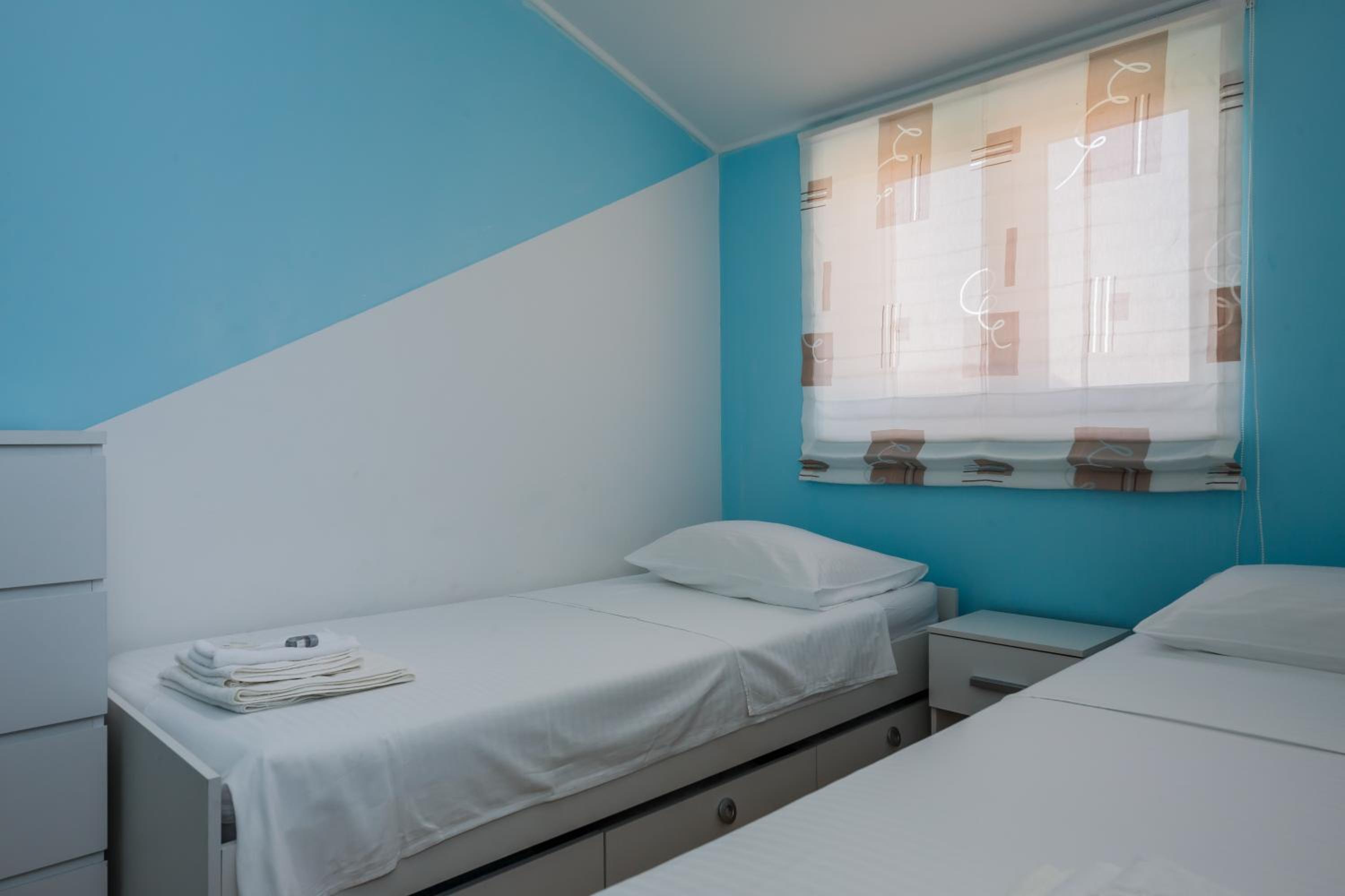 Four-Bedroom Apartment with Sea View - Photo 15