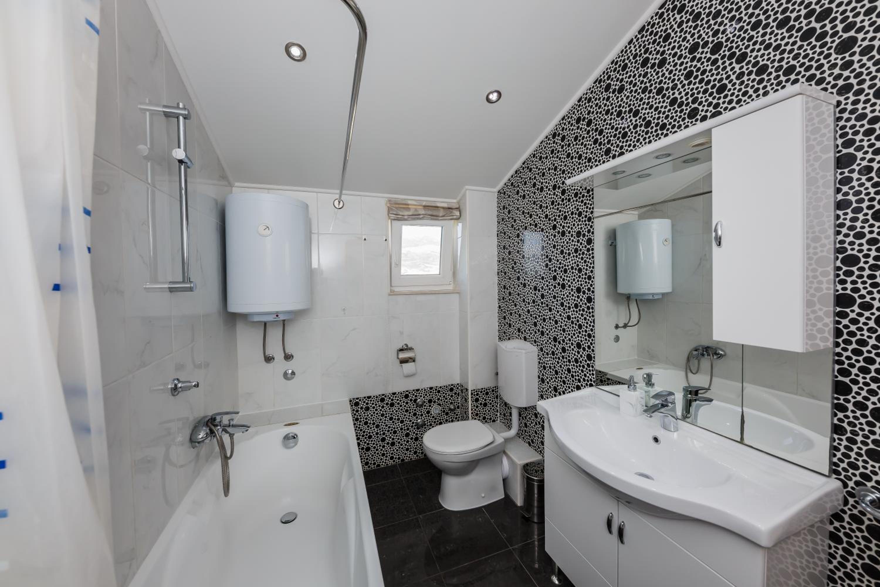 Four-Bedroom Apartment with Sea View - Photo 20
