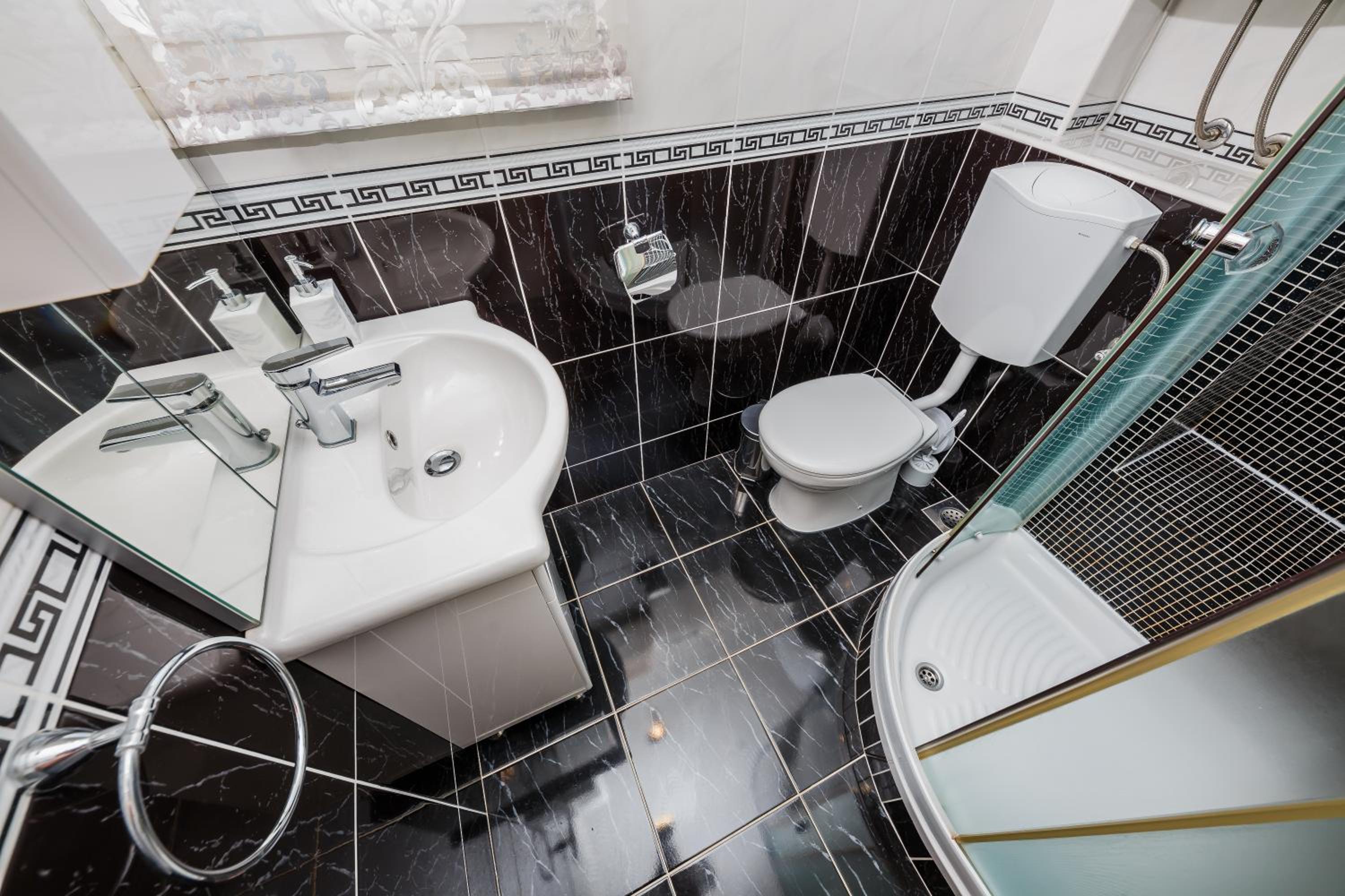 Four-Bedroom Apartment with Sea View - Photo 53