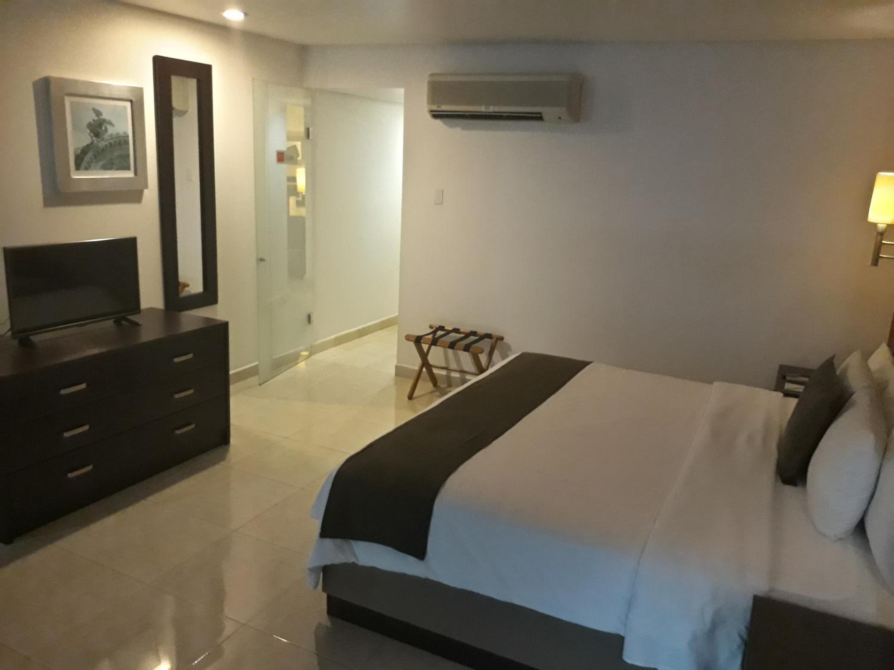 Executive Suite with 1 Kingsize Bed - Photo 1