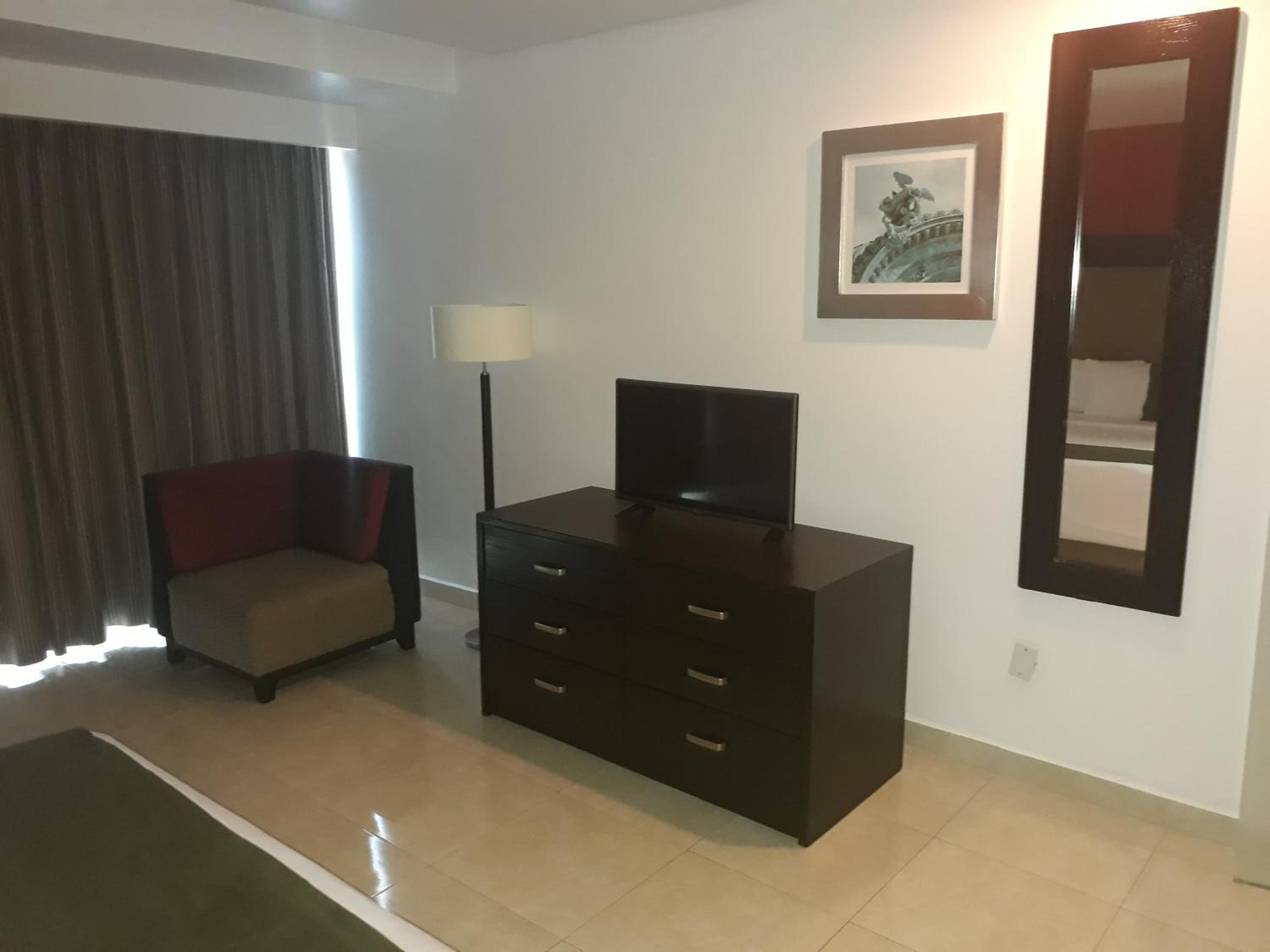 Executive Suite with 1 Kingsize Bed - Photo 22