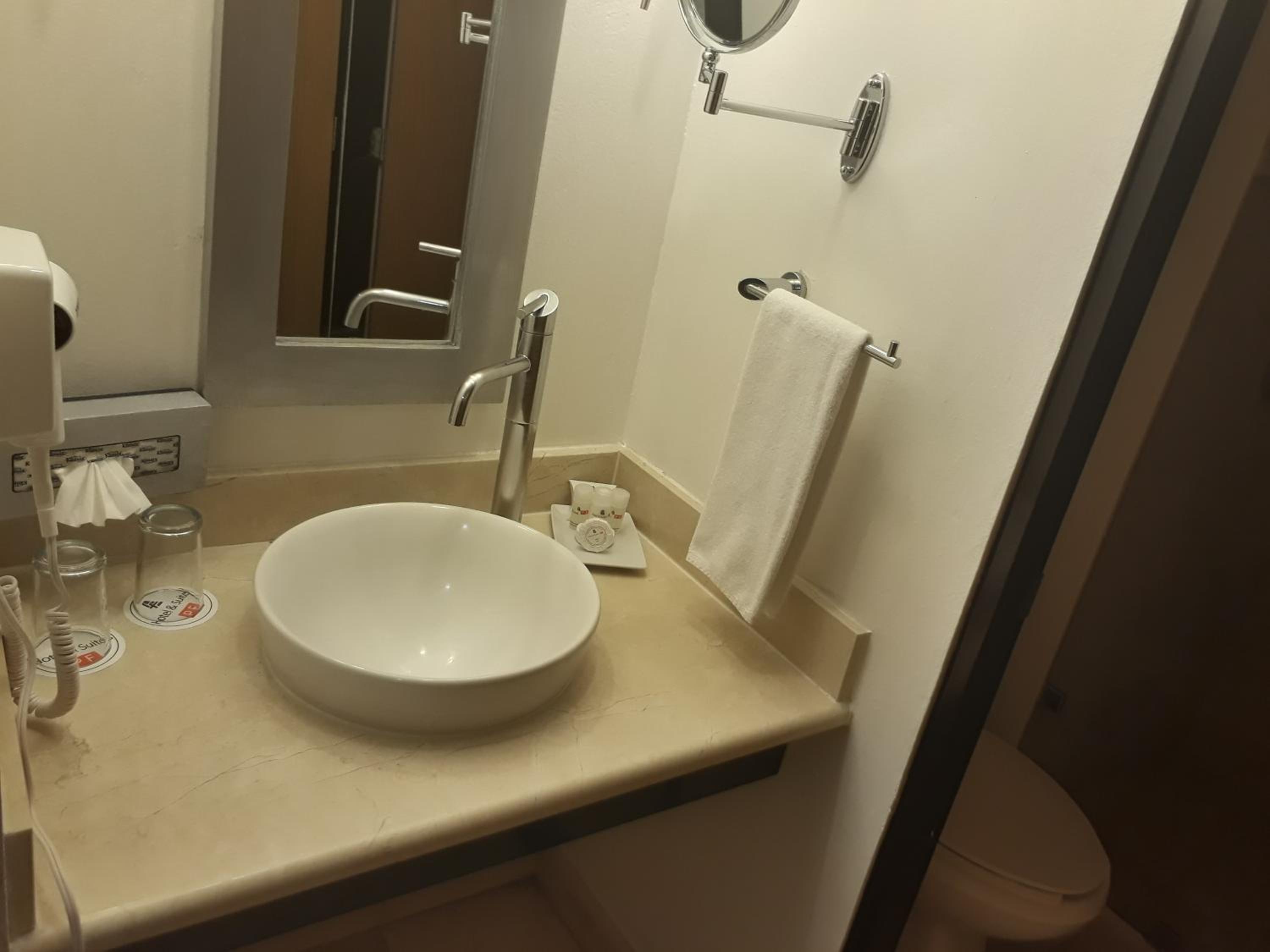 Executive Suite with 1 Kingsize Bed - Photo 17