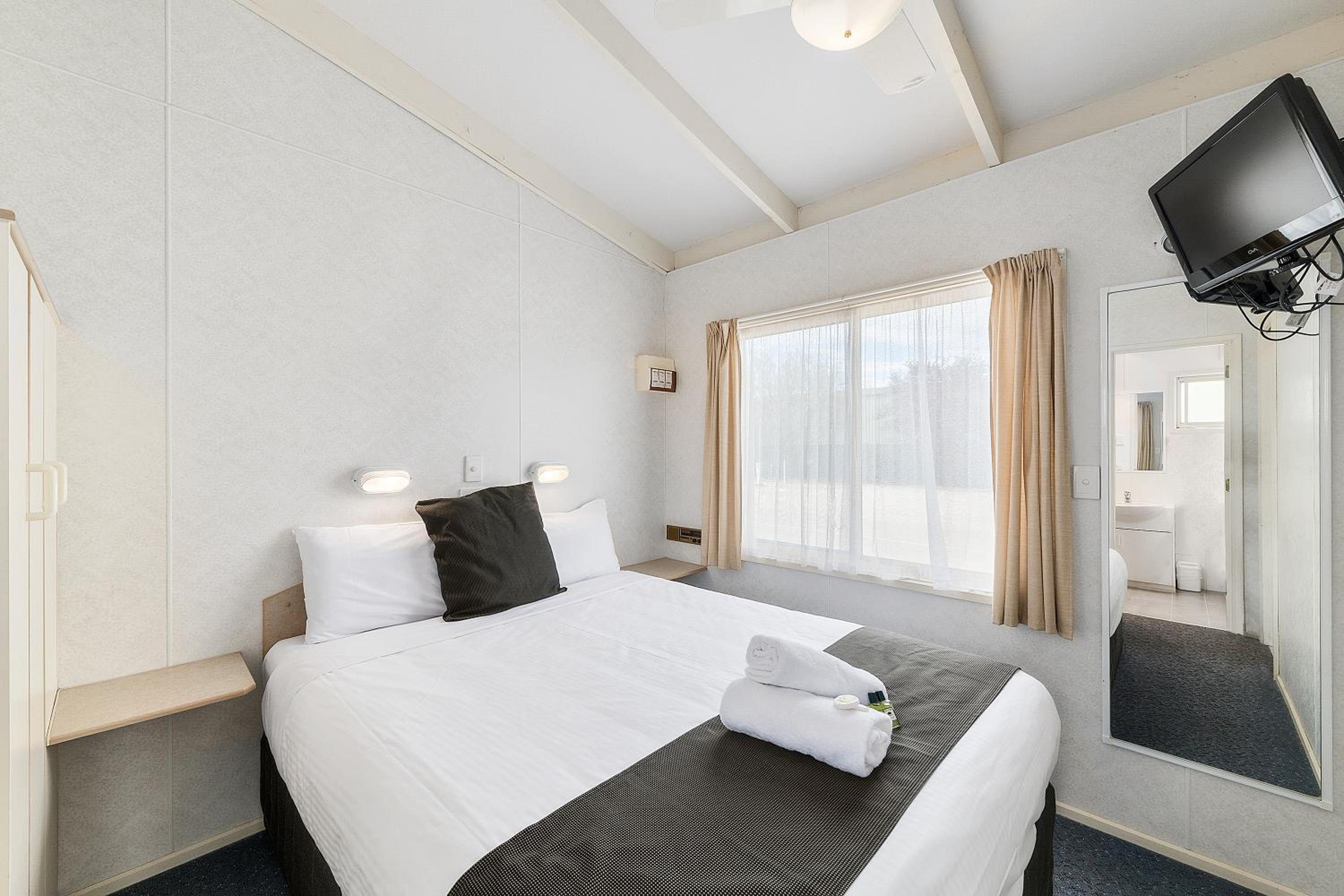 Queen Spa Cabin photo 1