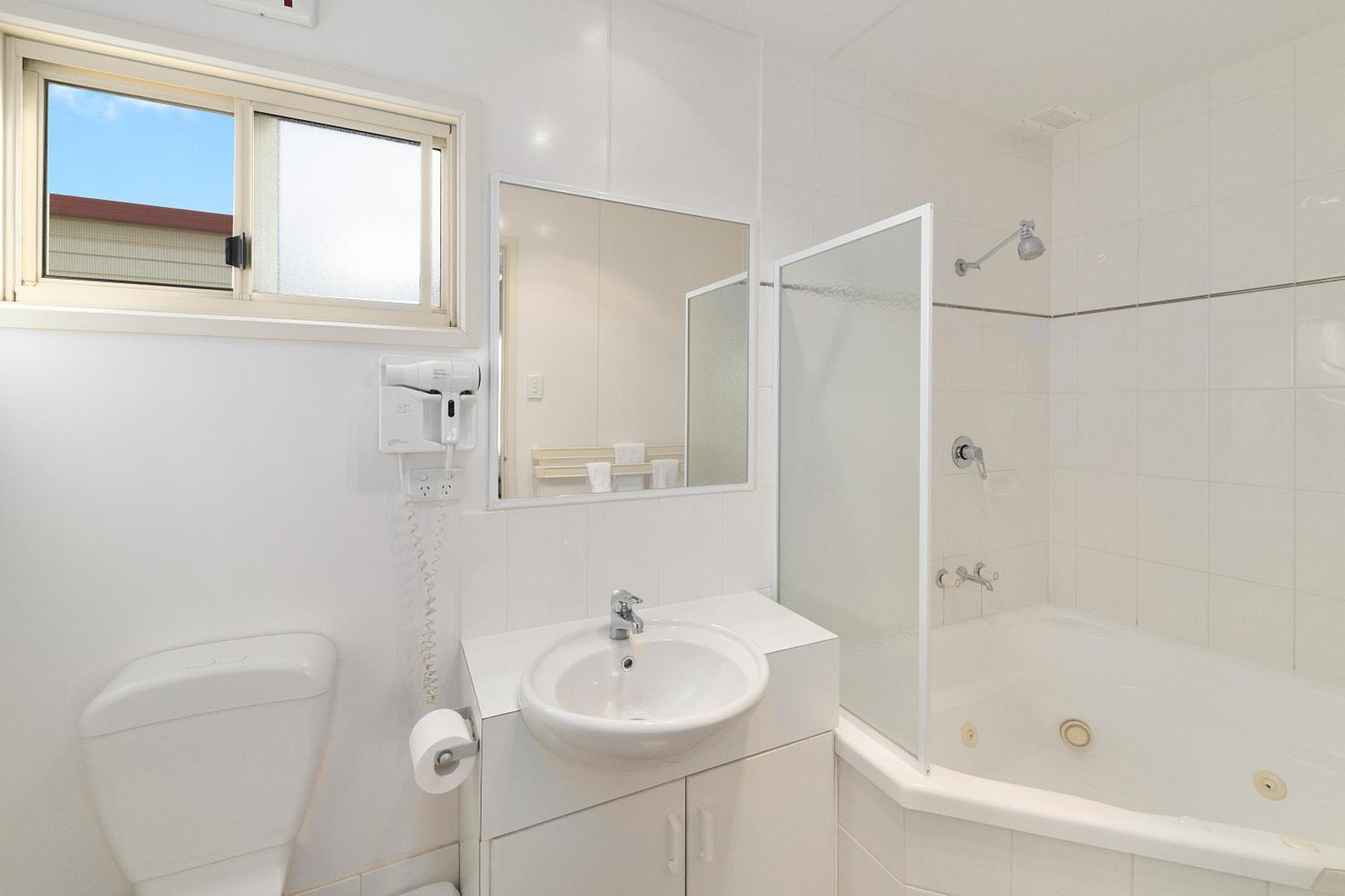 Queen Spa Cabin photo 3