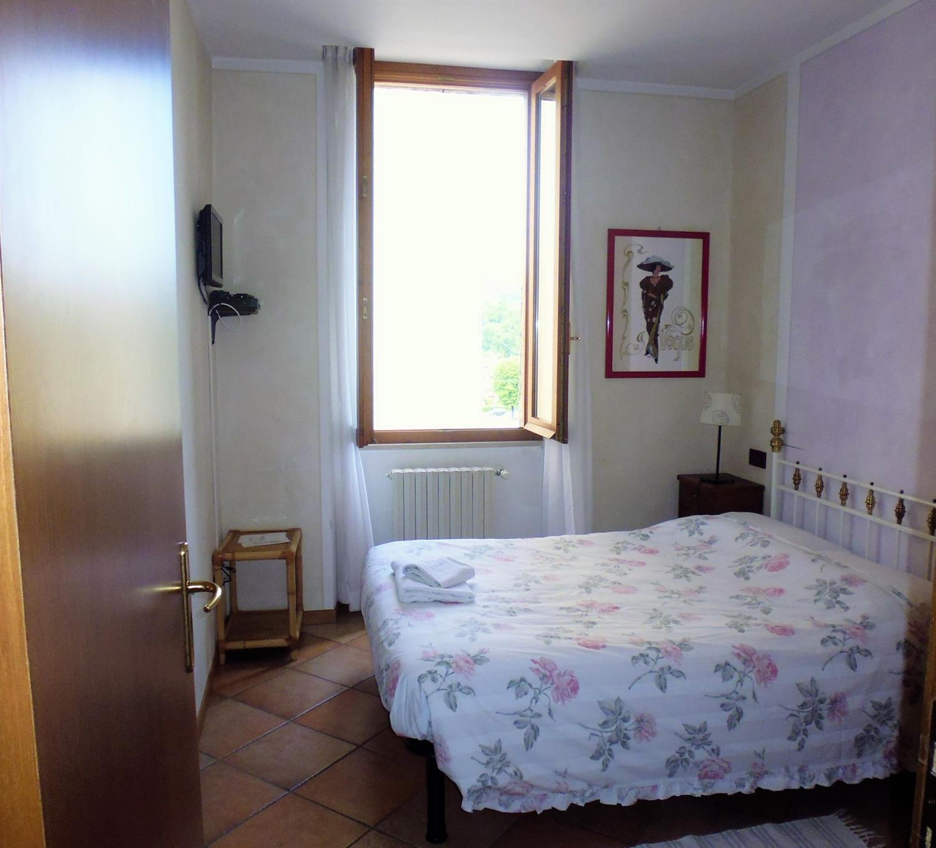 Single Room with Bathroom photo 3
