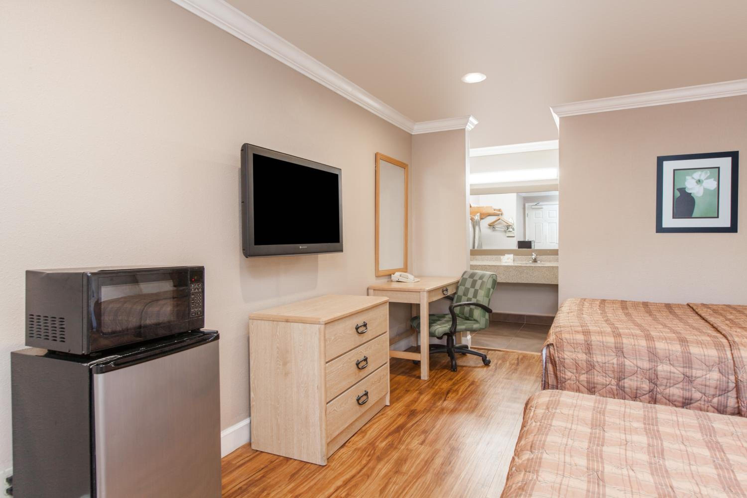 Queen Room with Two Queen Beds - Non-Smoking - Photo 6