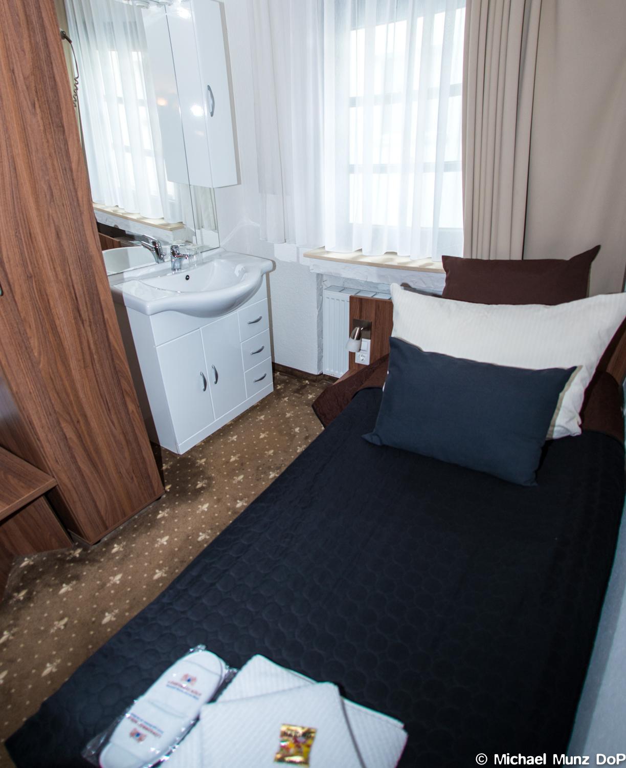 Single Room with Private Bathroom in Hallway photo 1