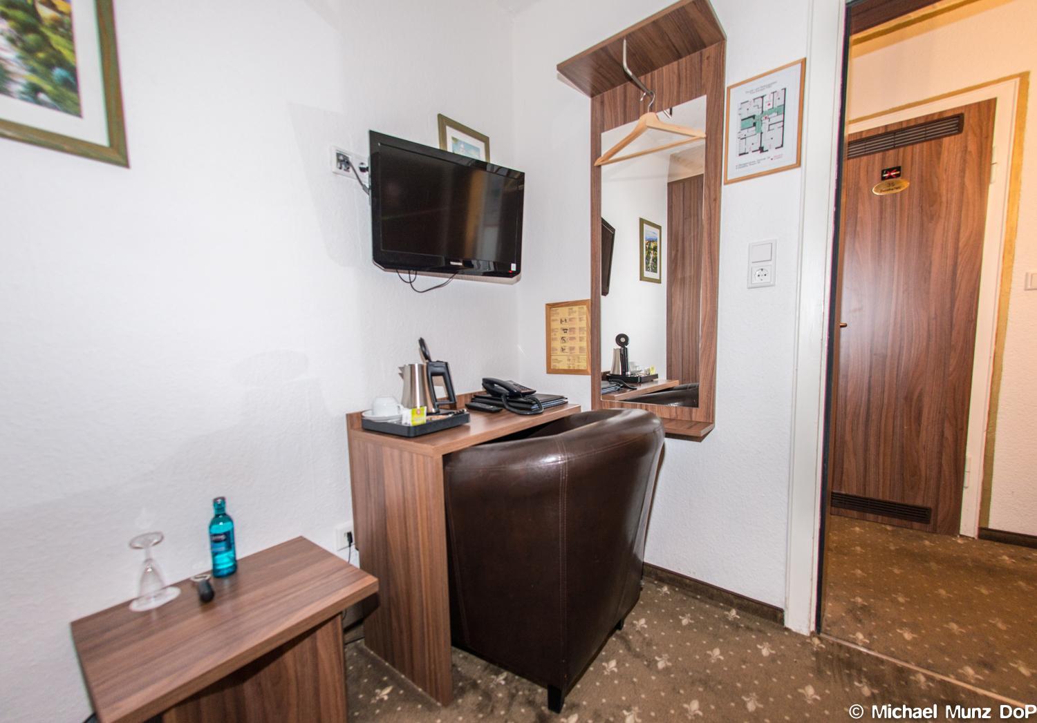 Single Room with Private Bathroom in Hallway photo 2