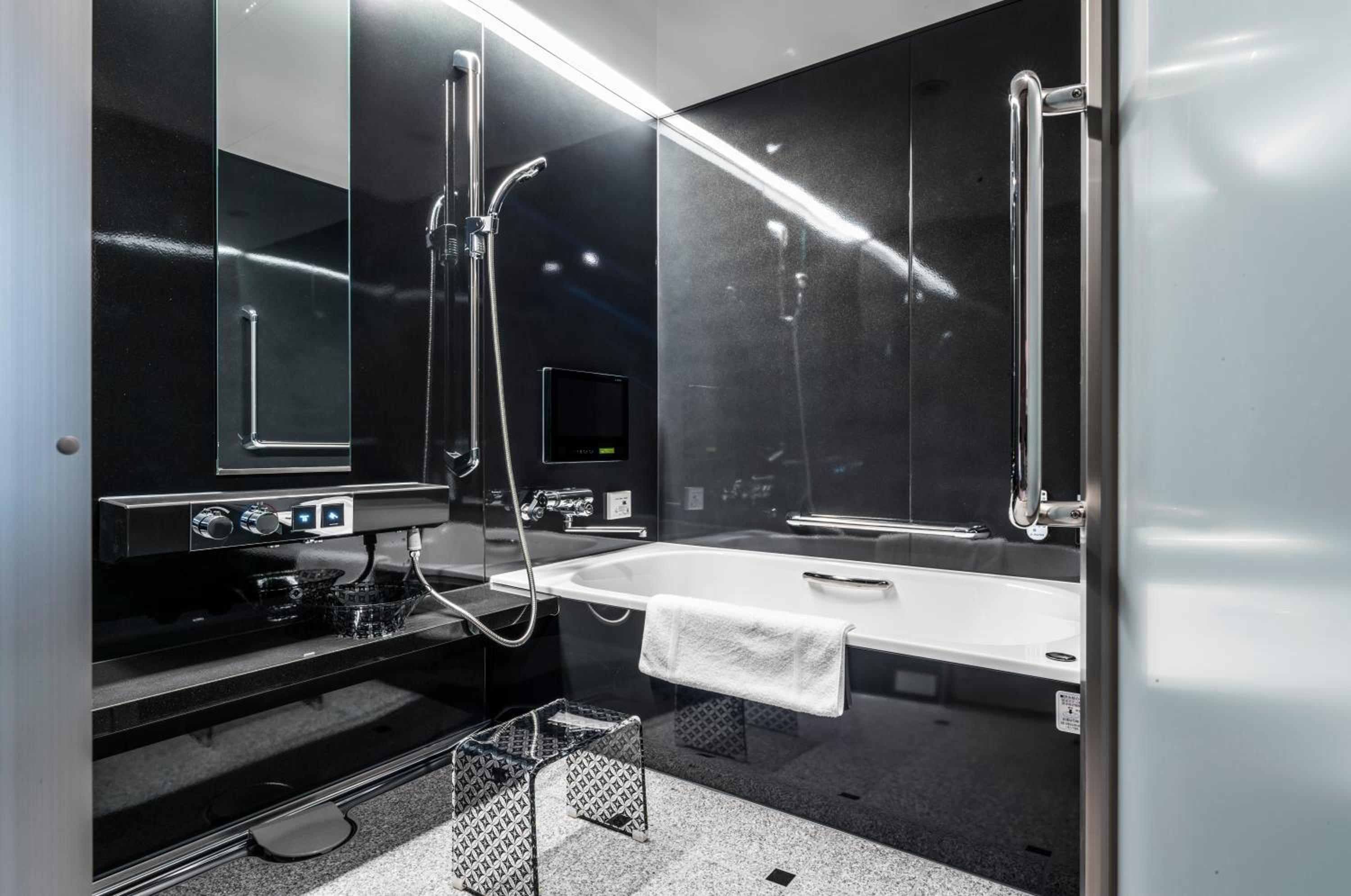 Superior Double Room with City View thumbnail 5