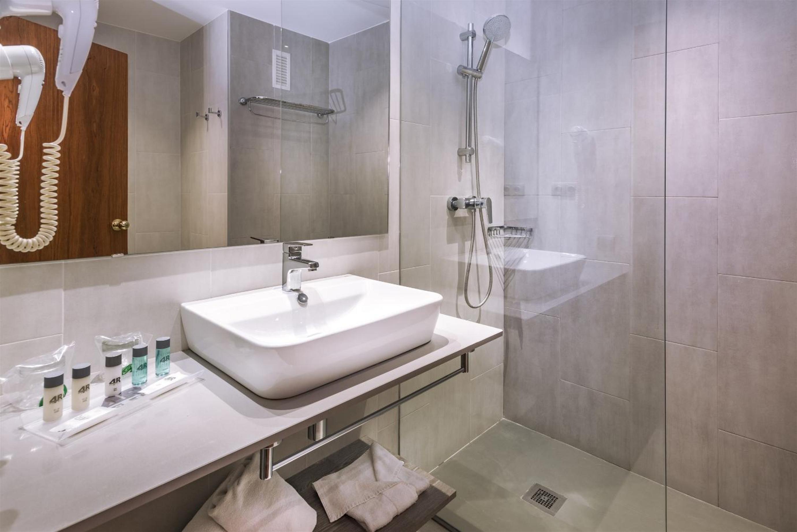 Standard Triple Room (2 Adults + 1 Child) - Photo 3