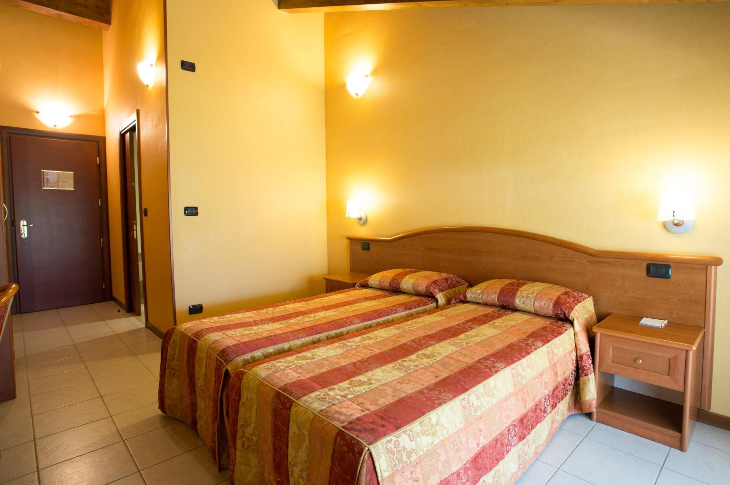 Standard Double Room - Photo 5