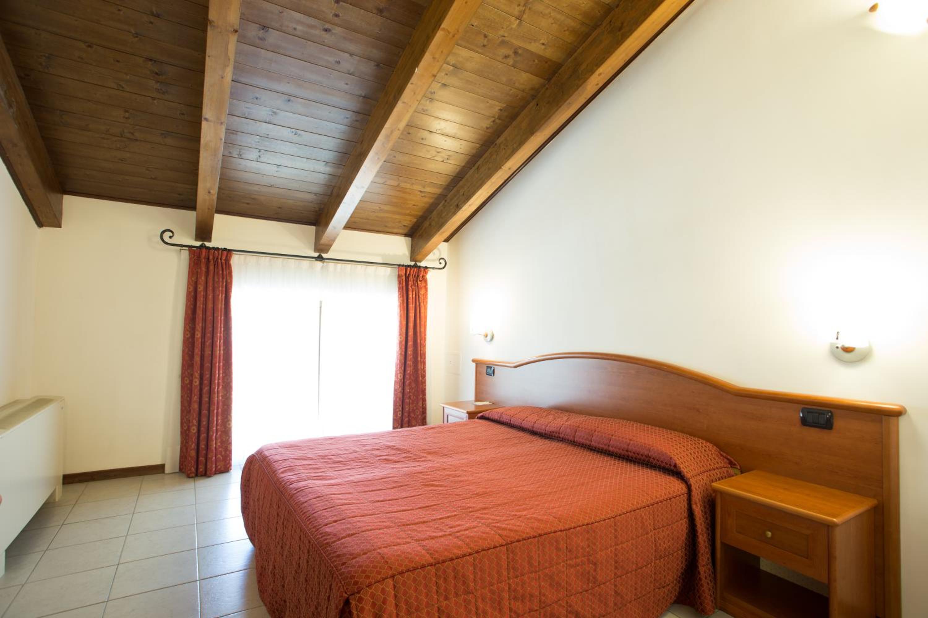 Standard Double Room - Photo 9