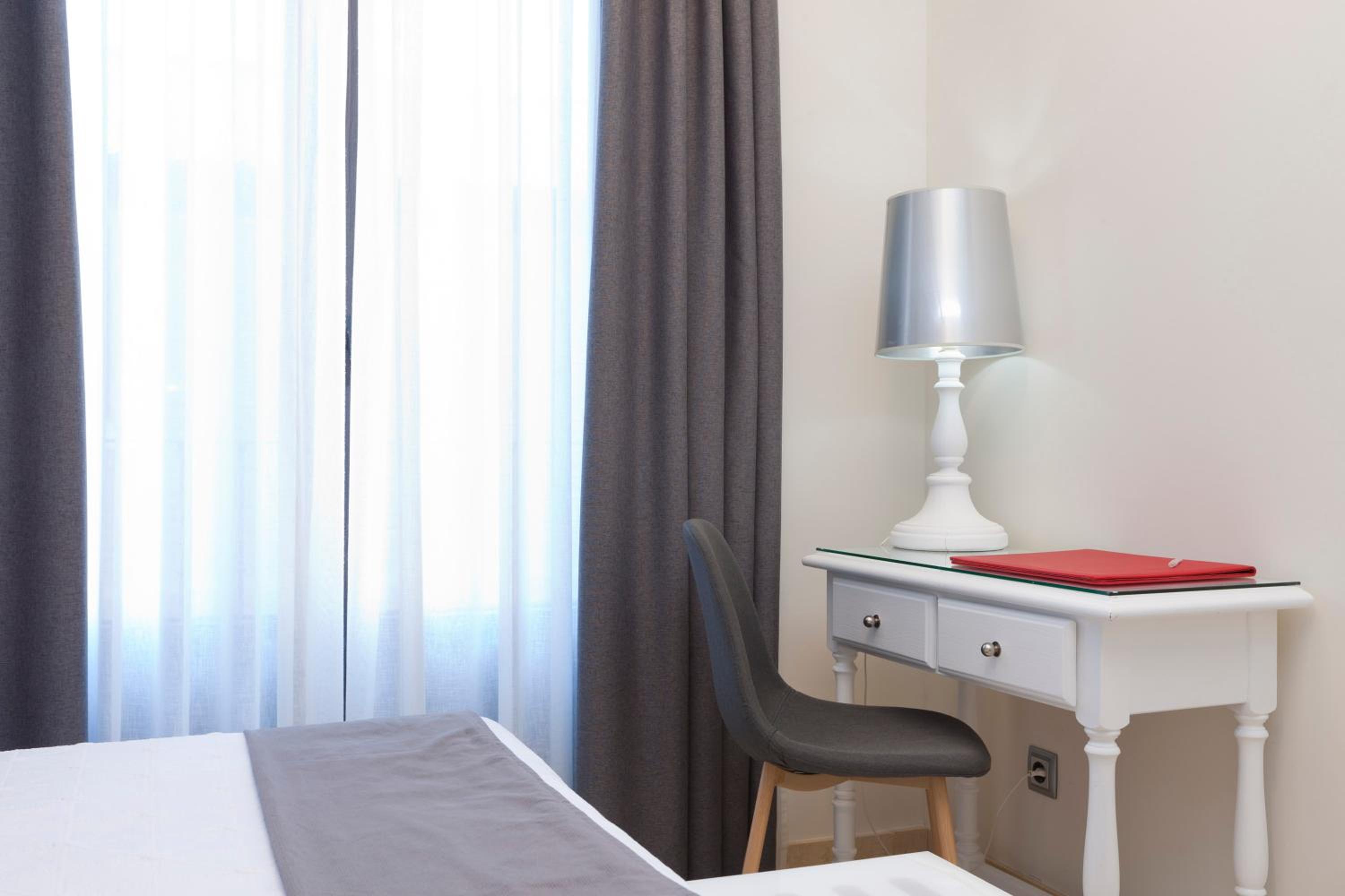 Double Room ( 1 double bed) - Photo 2