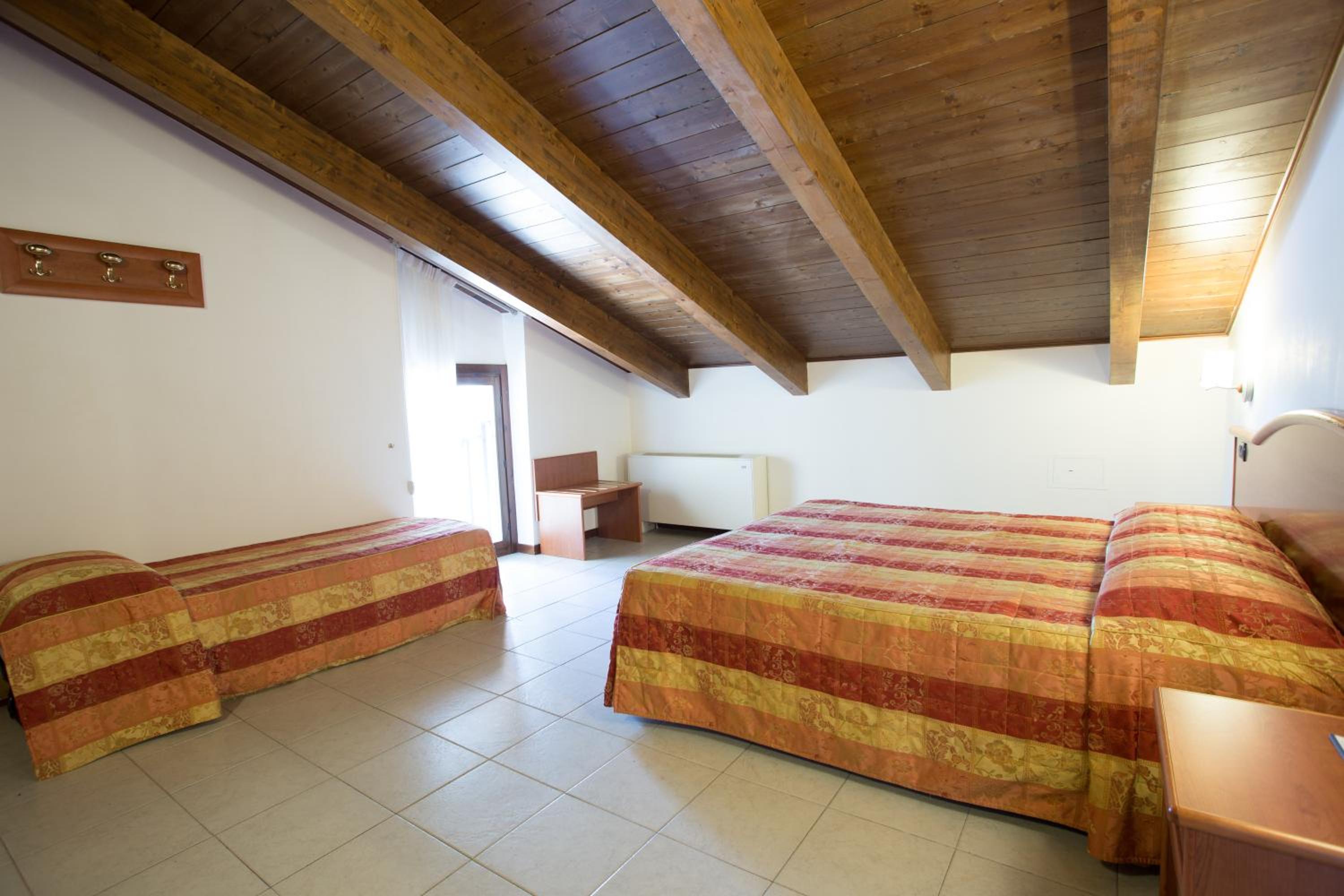 Standard Triple Room - Photo 2