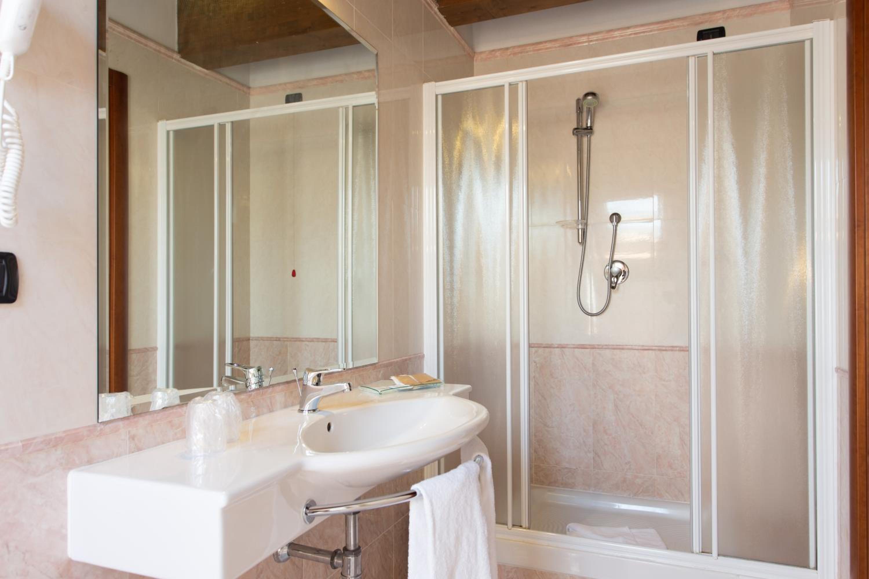 Standard Triple Room - Photo 12