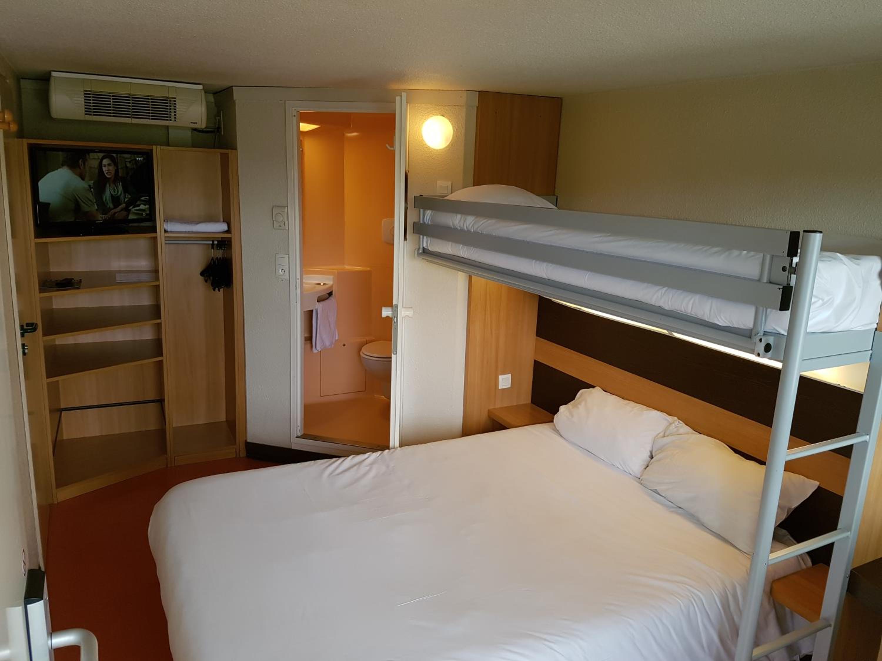 Triple Room (1 Double Bed + 1 Single Bed) - Photo 4