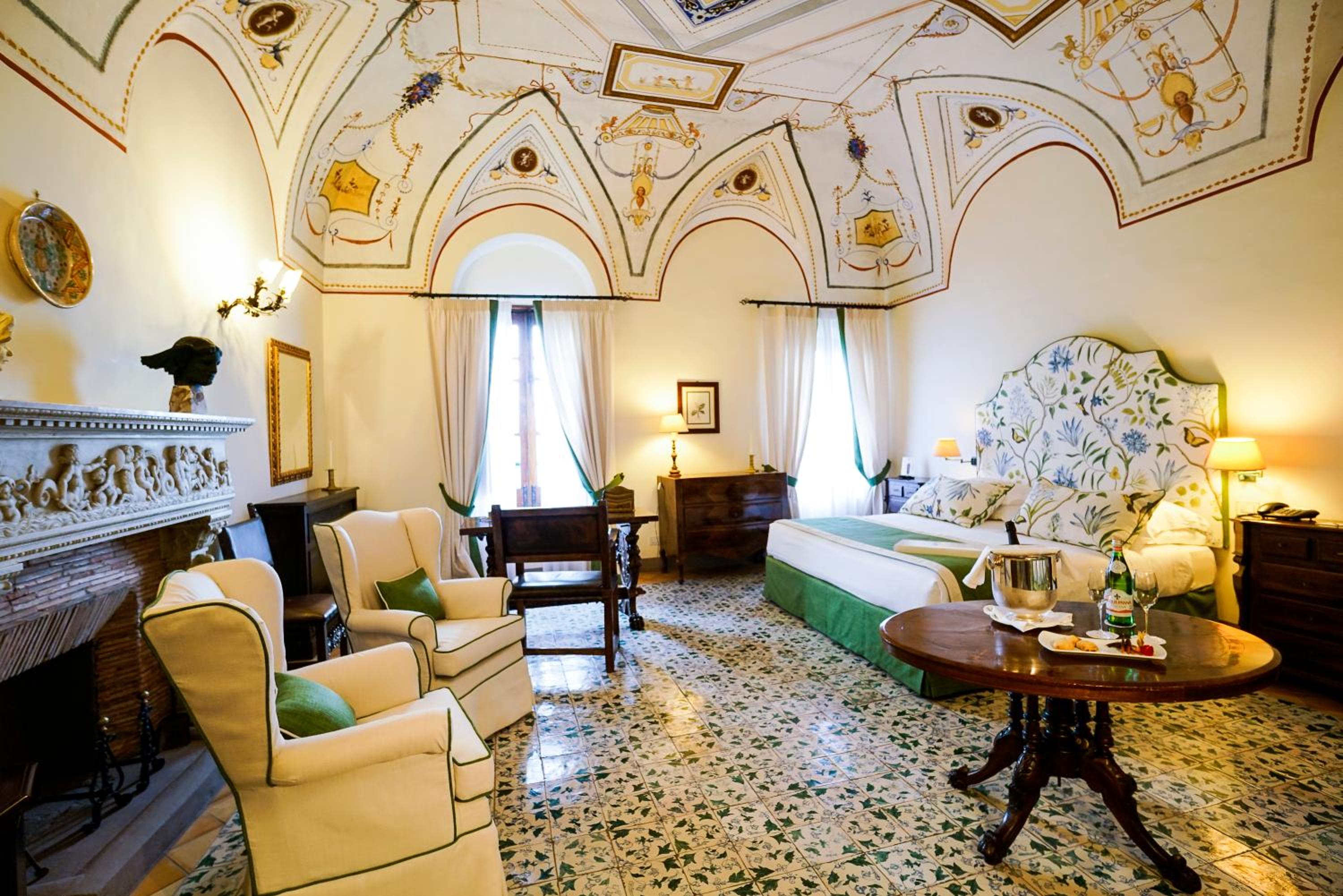 Suite with Frescoes Ceiling and Sea View photo 2