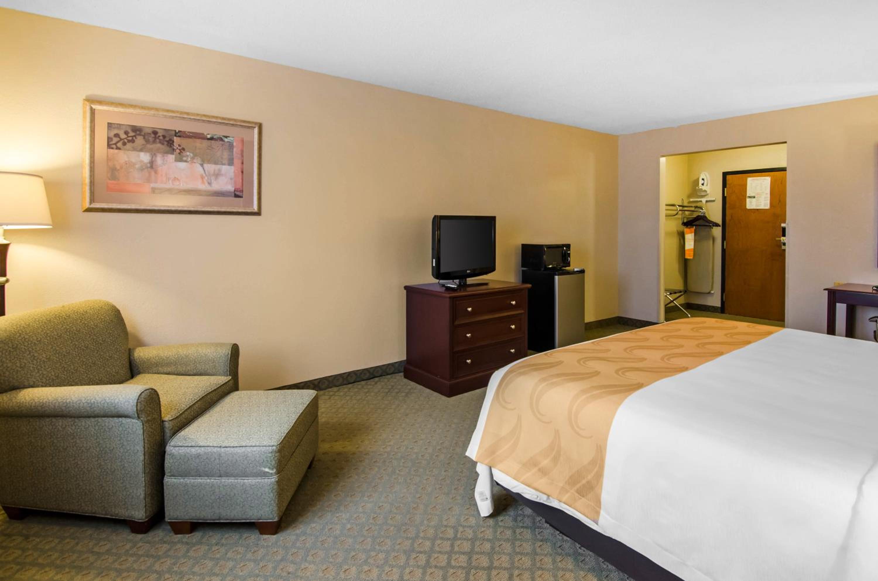Standard King Room - Pet Friendly/ Non-Smoking - Photo 1