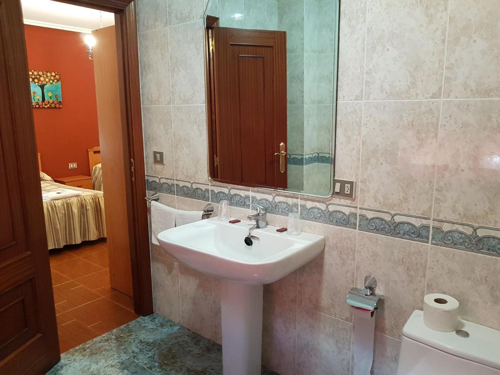 Twin Room with Private Bathroom - Photo 4