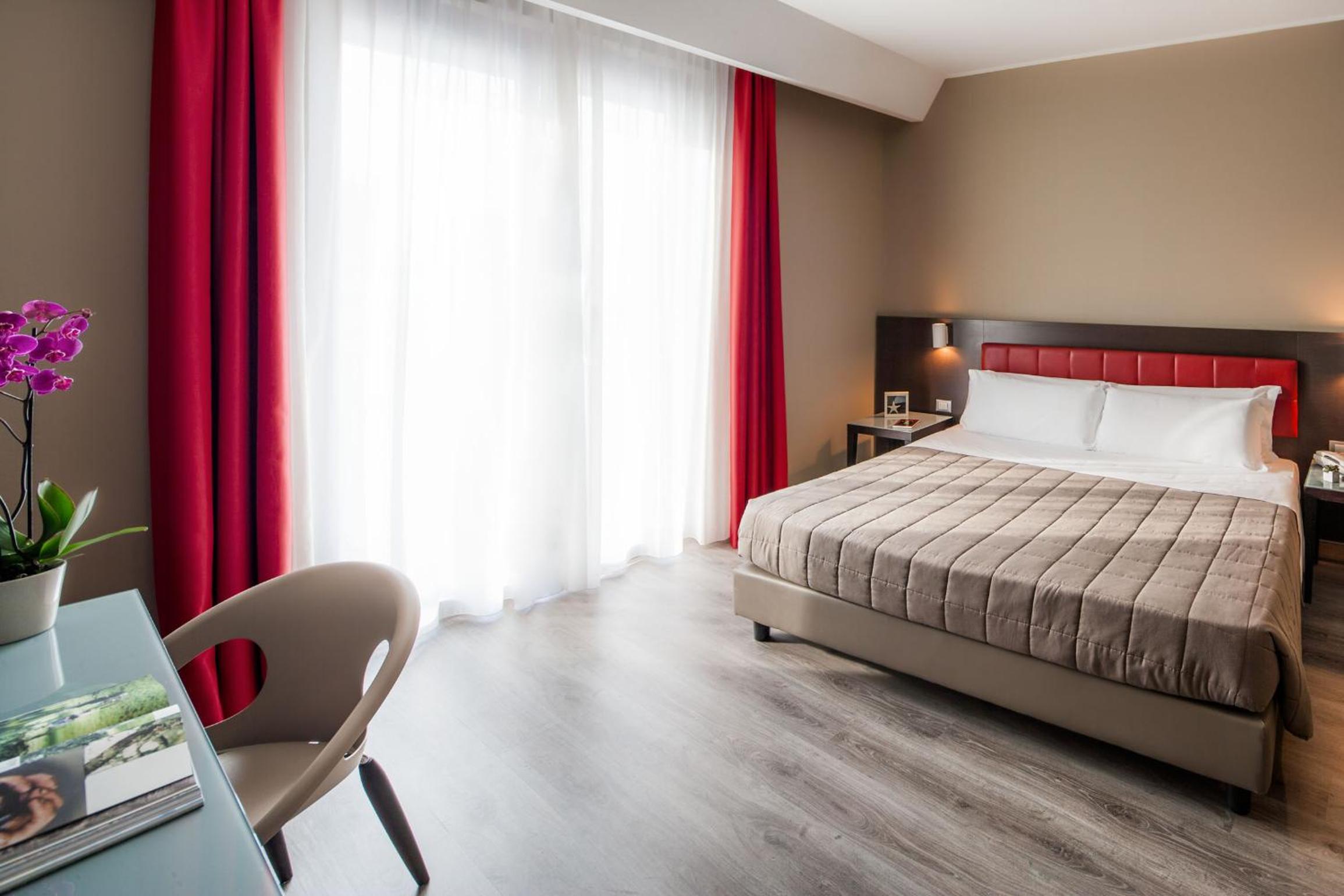 Double Room with Balcony - Photo 3