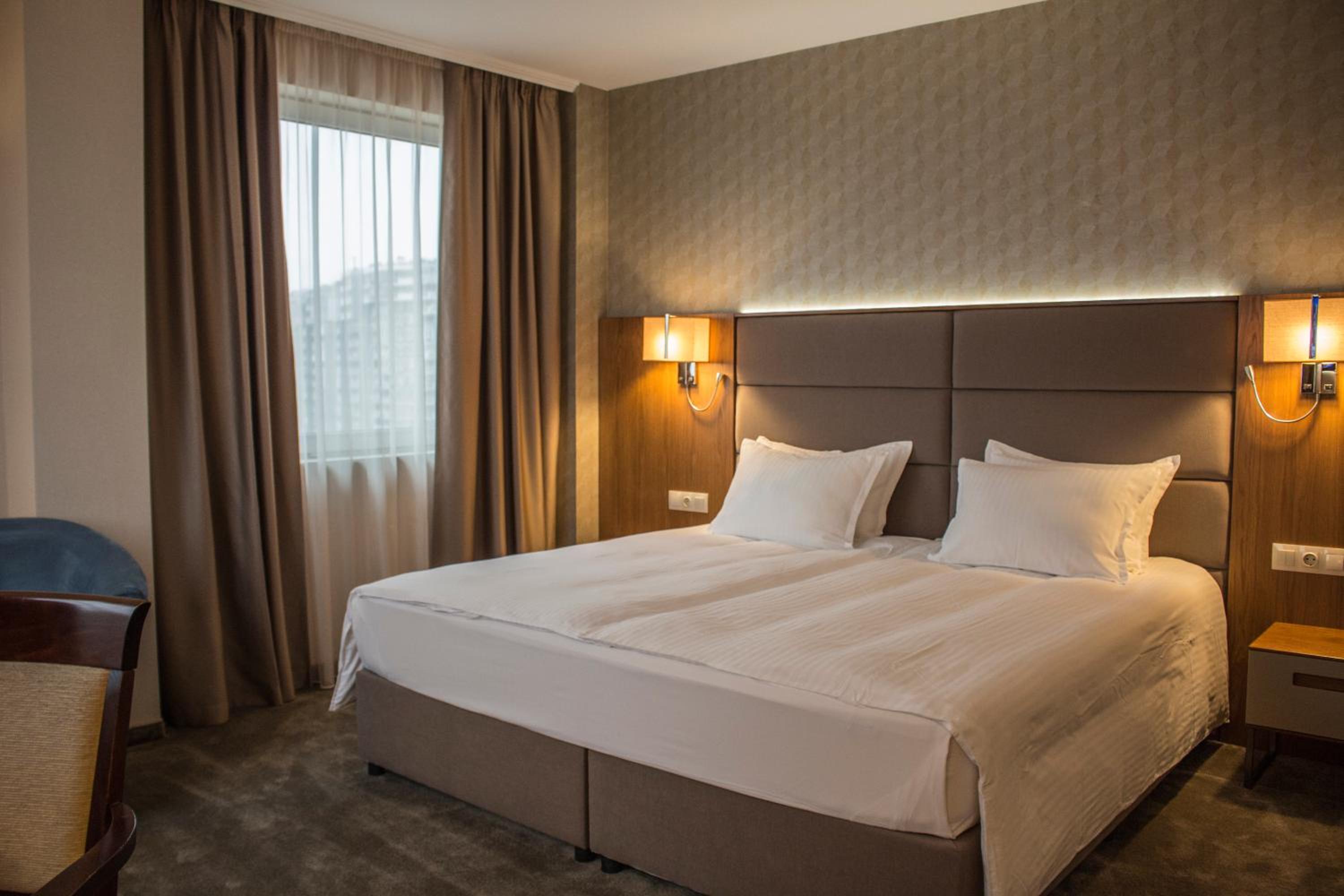 Standard Room 1 King Bed, 25 Sqm, Free Wifi, Central Air Conditioning, Shower