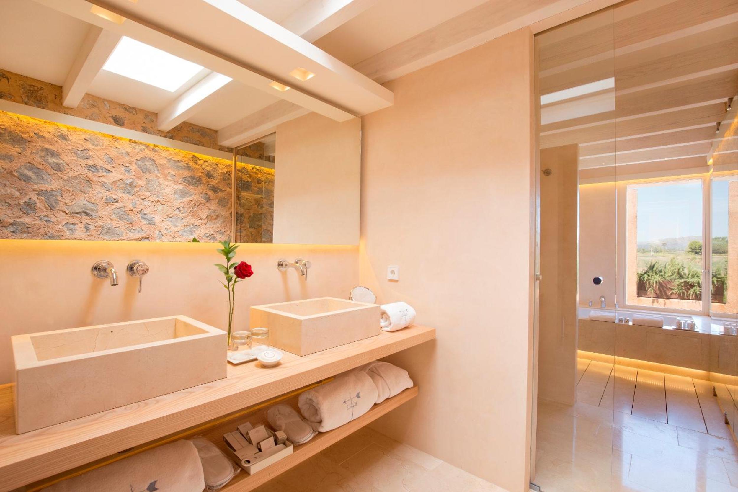 Luxury Suite - Photo 9
