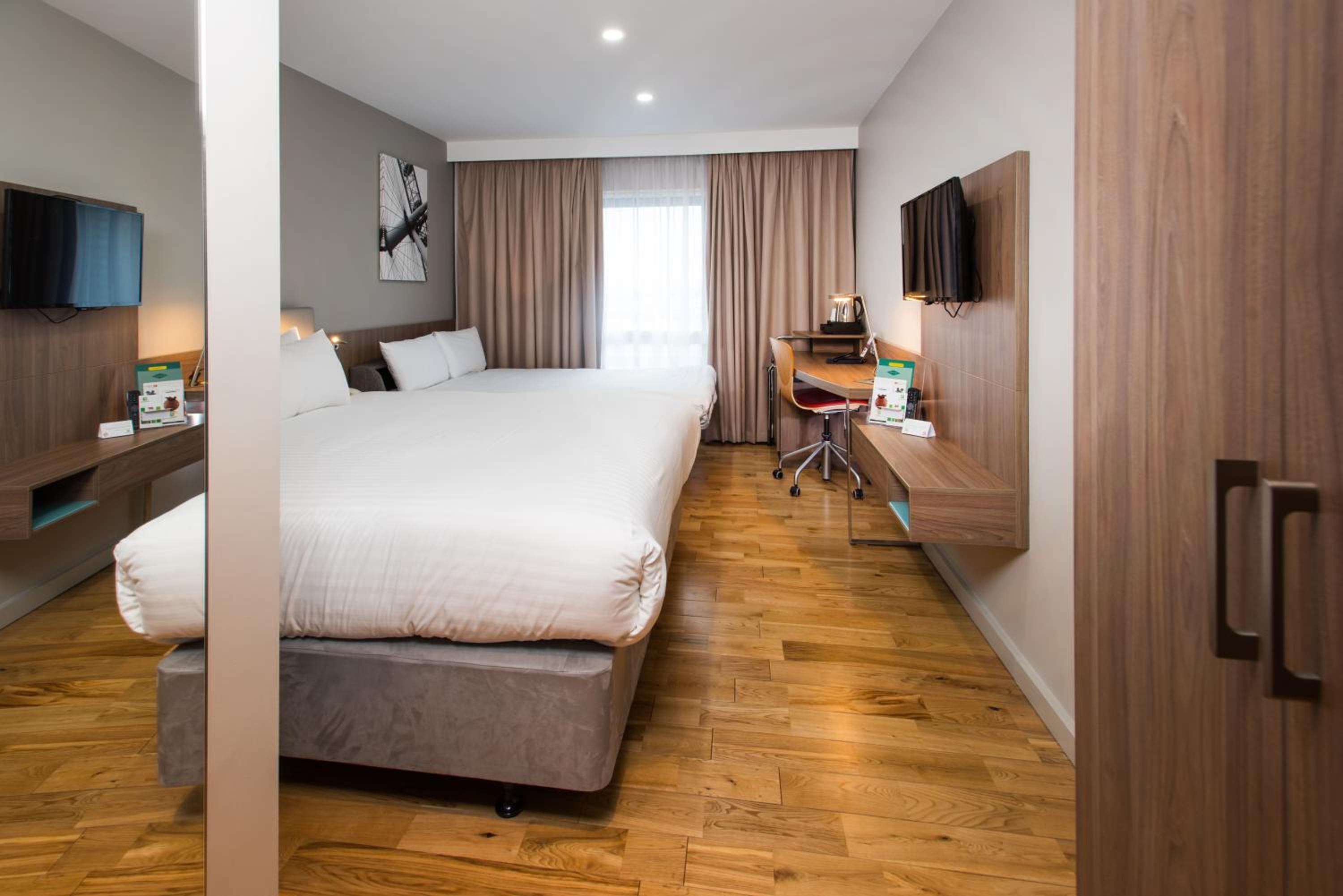 Premium King Room With Double Sofa Bed photo 2
