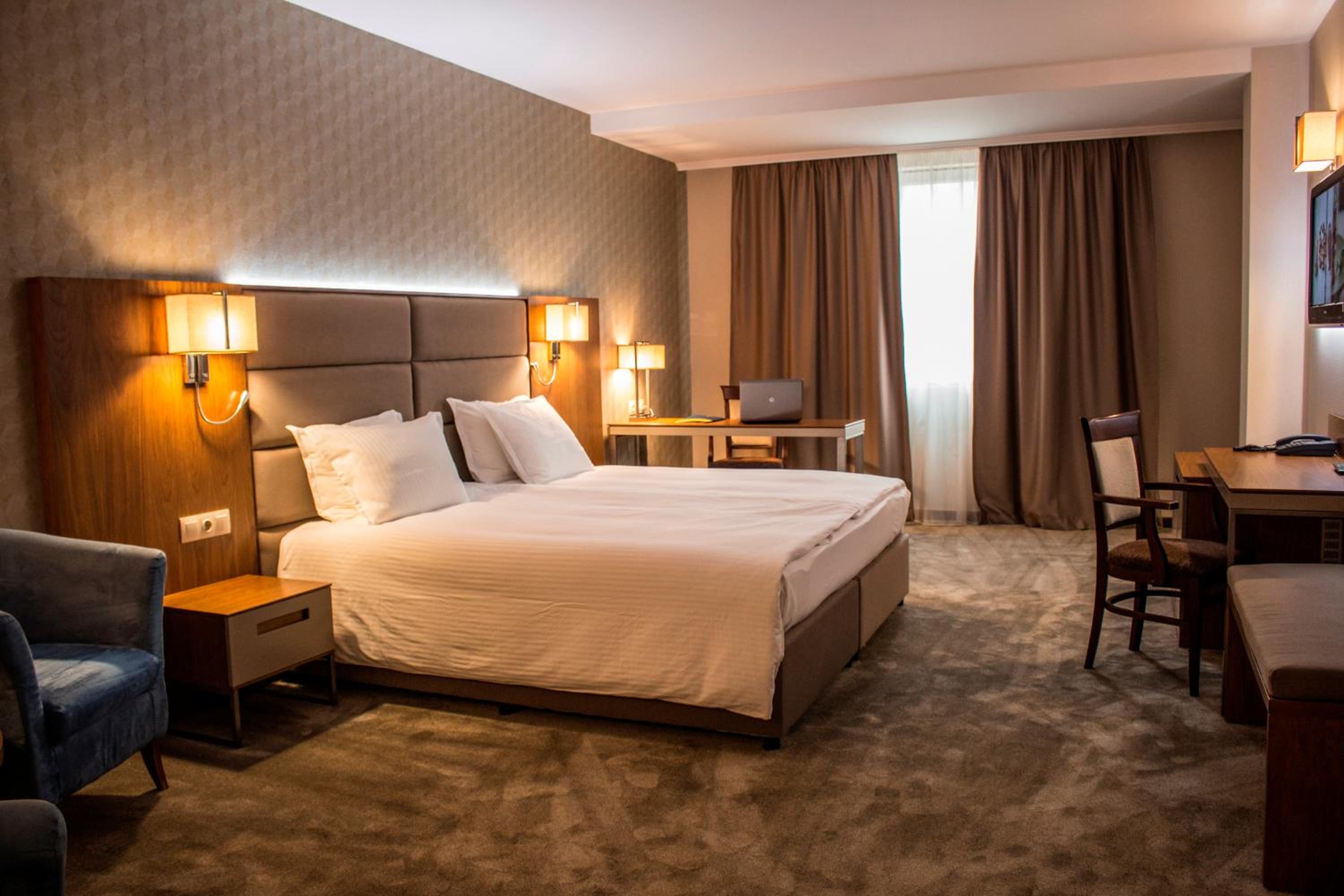 Executive Room 1 King Bed, 39 Sqm, Free Wifi, Central Air Conditioning, Shower