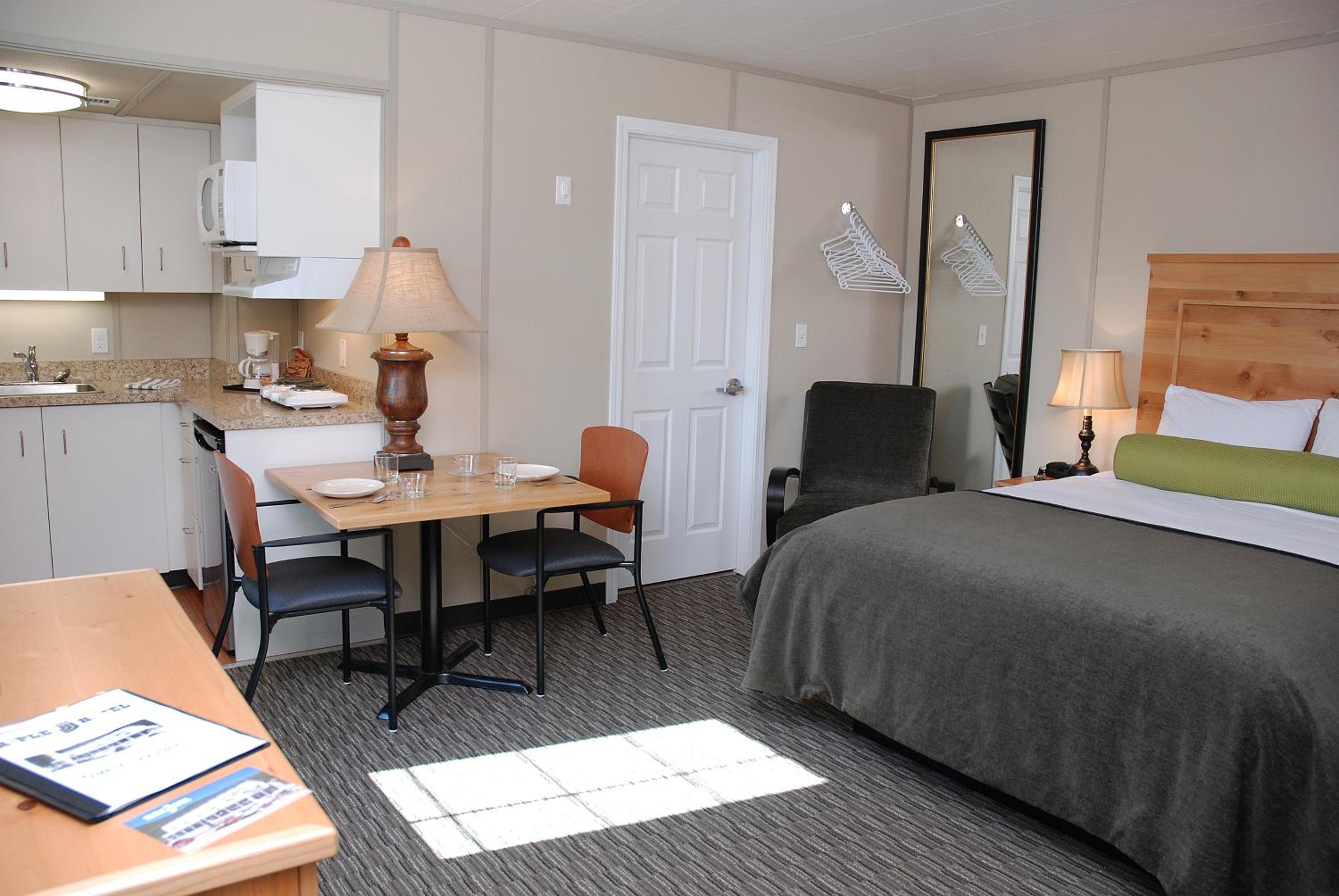 Deluxe Queen Suite photo 1