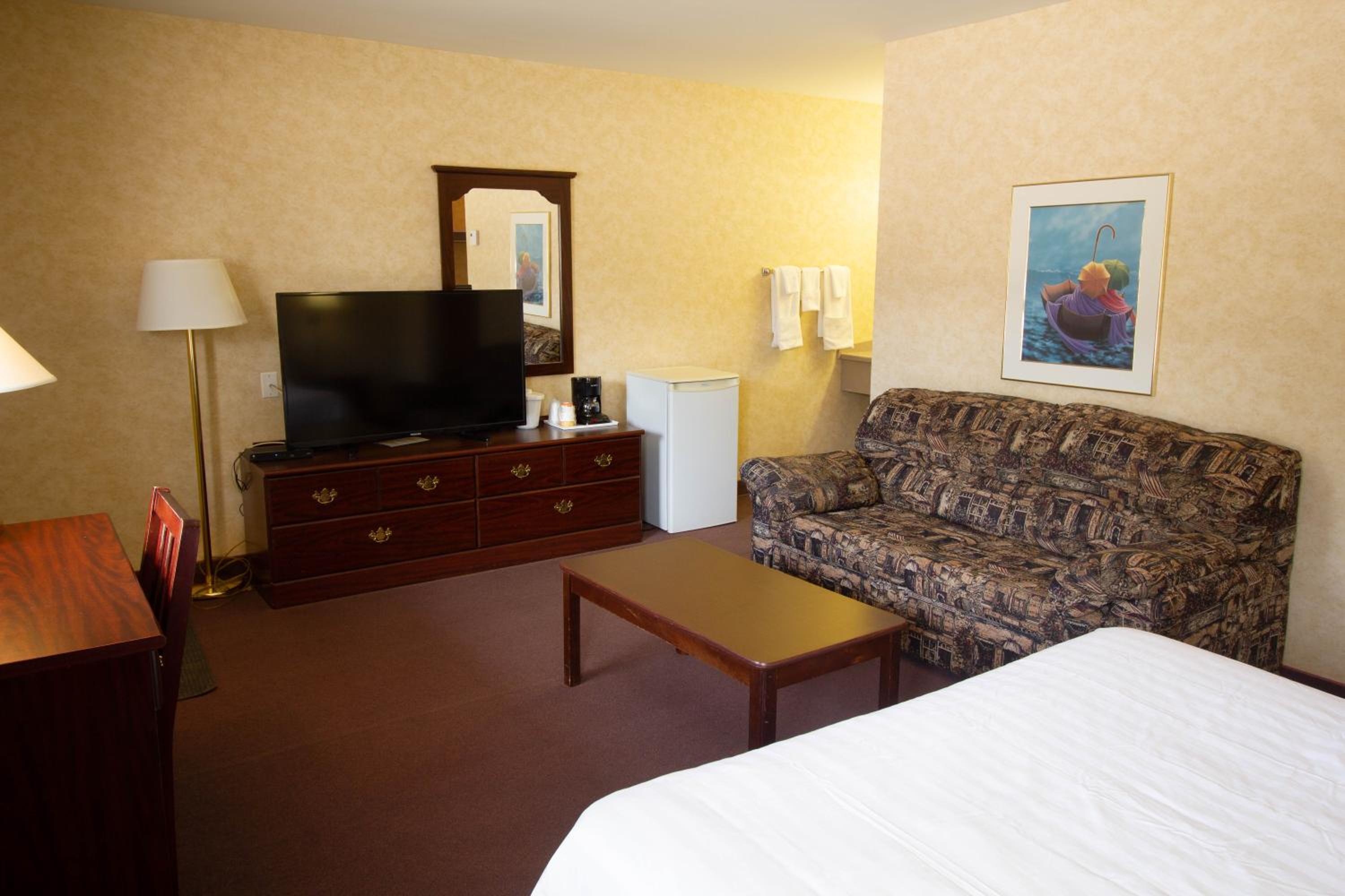Queen Room with Sofa Bed - Photo 3