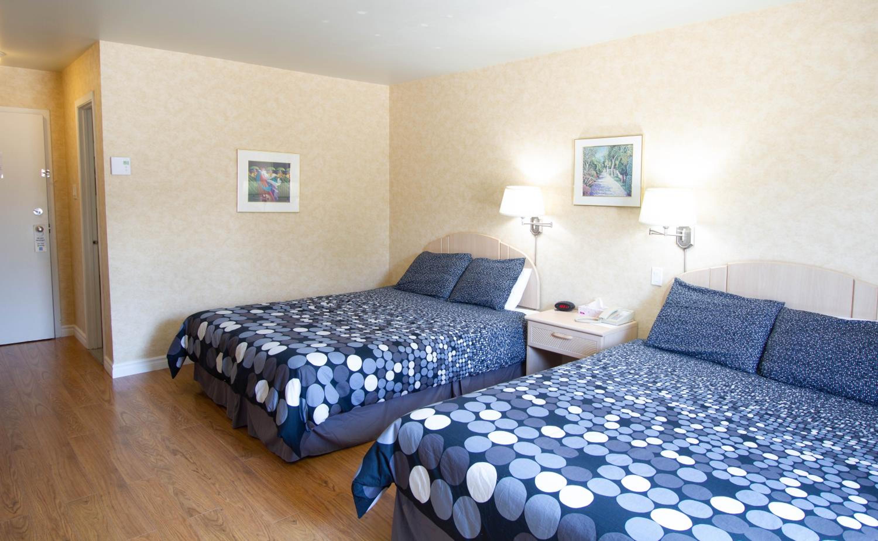 Double Room with Two Double Beds - Photo 2