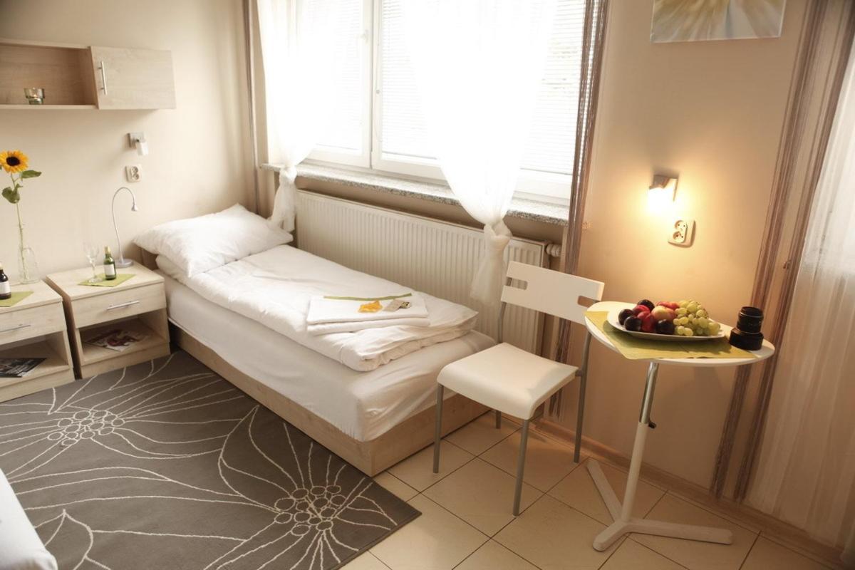 Economy Twin Room - Photo 3