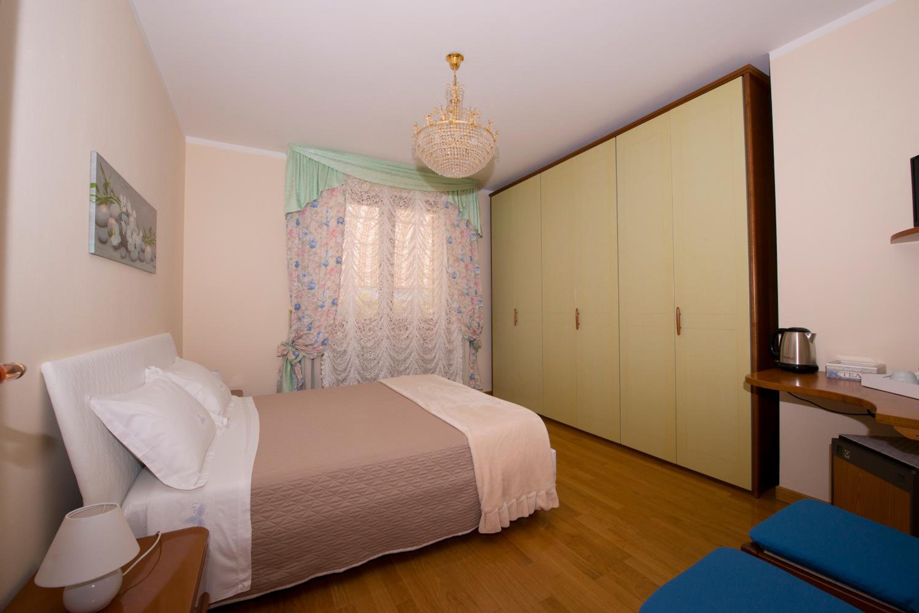 Double Room with Private External Bathroom photo 2