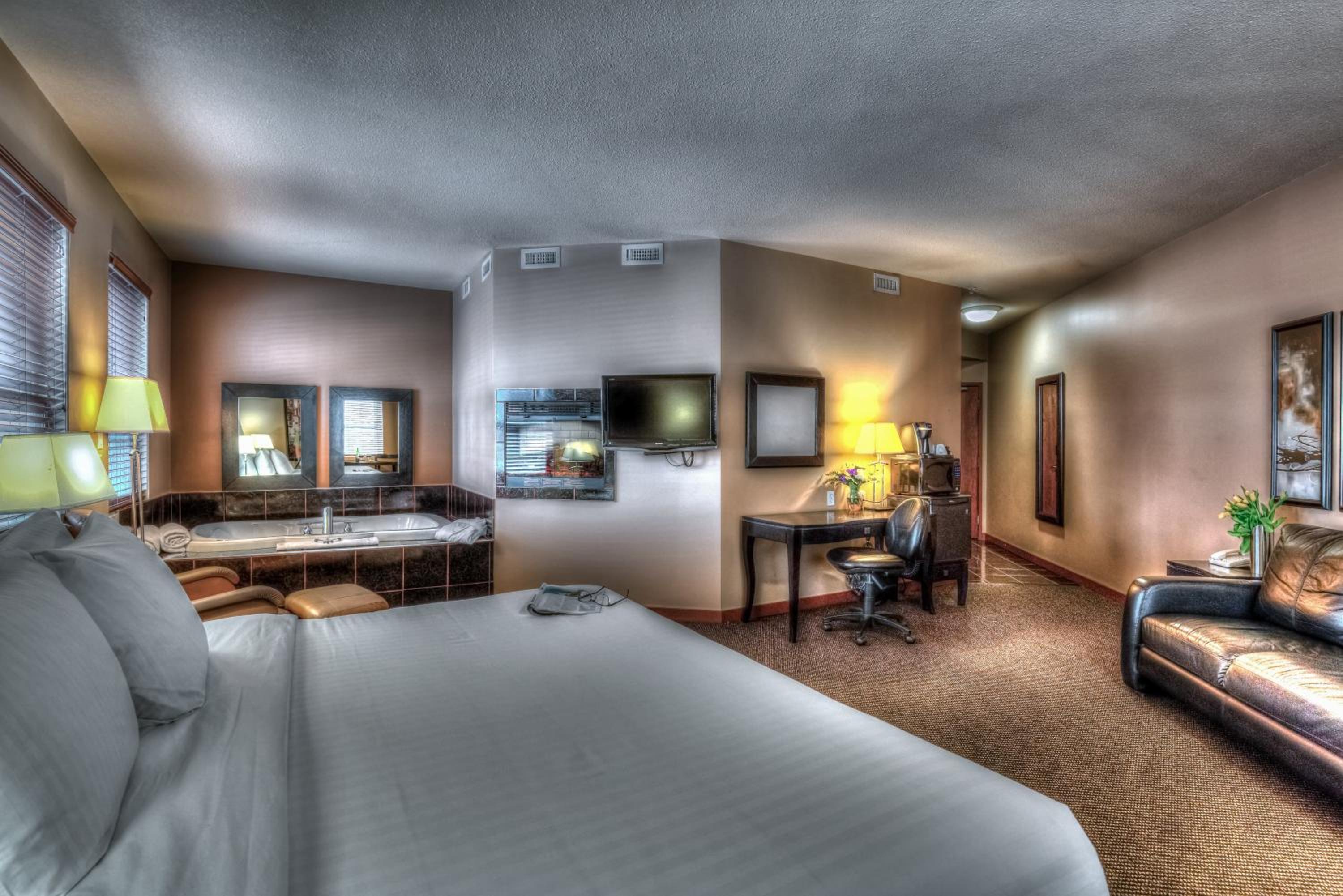 King Suite with Spa Bath - Photo 3