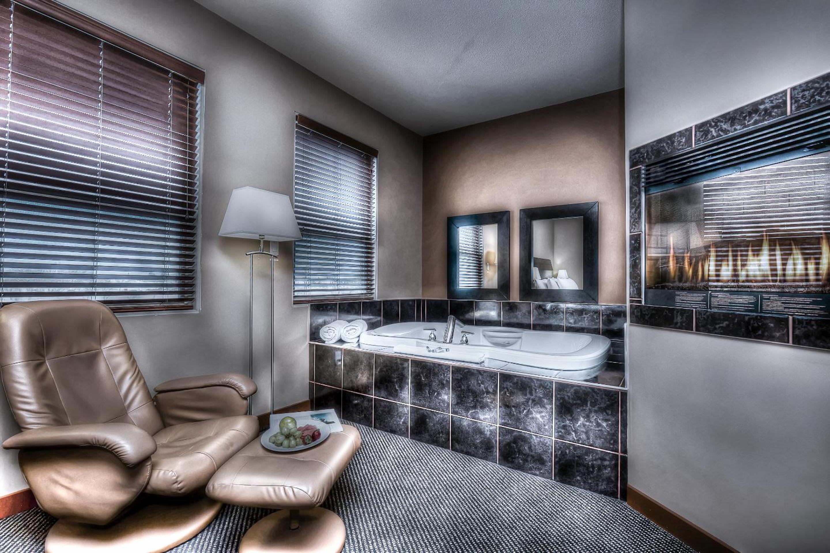 King Suite with Spa Bath - Photo 5