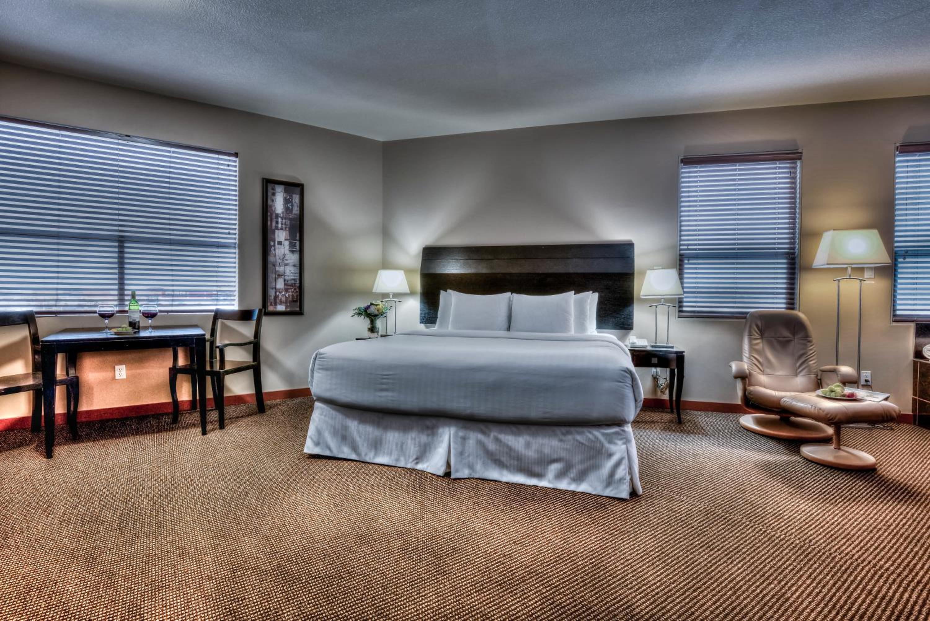 King Suite with Spa Bath - Photo 4