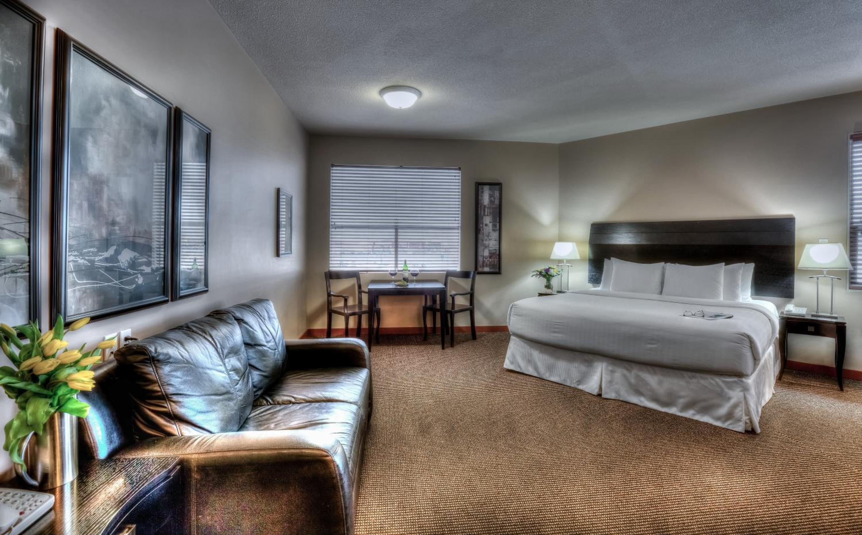 King Suite with Spa Bath - Photo 1