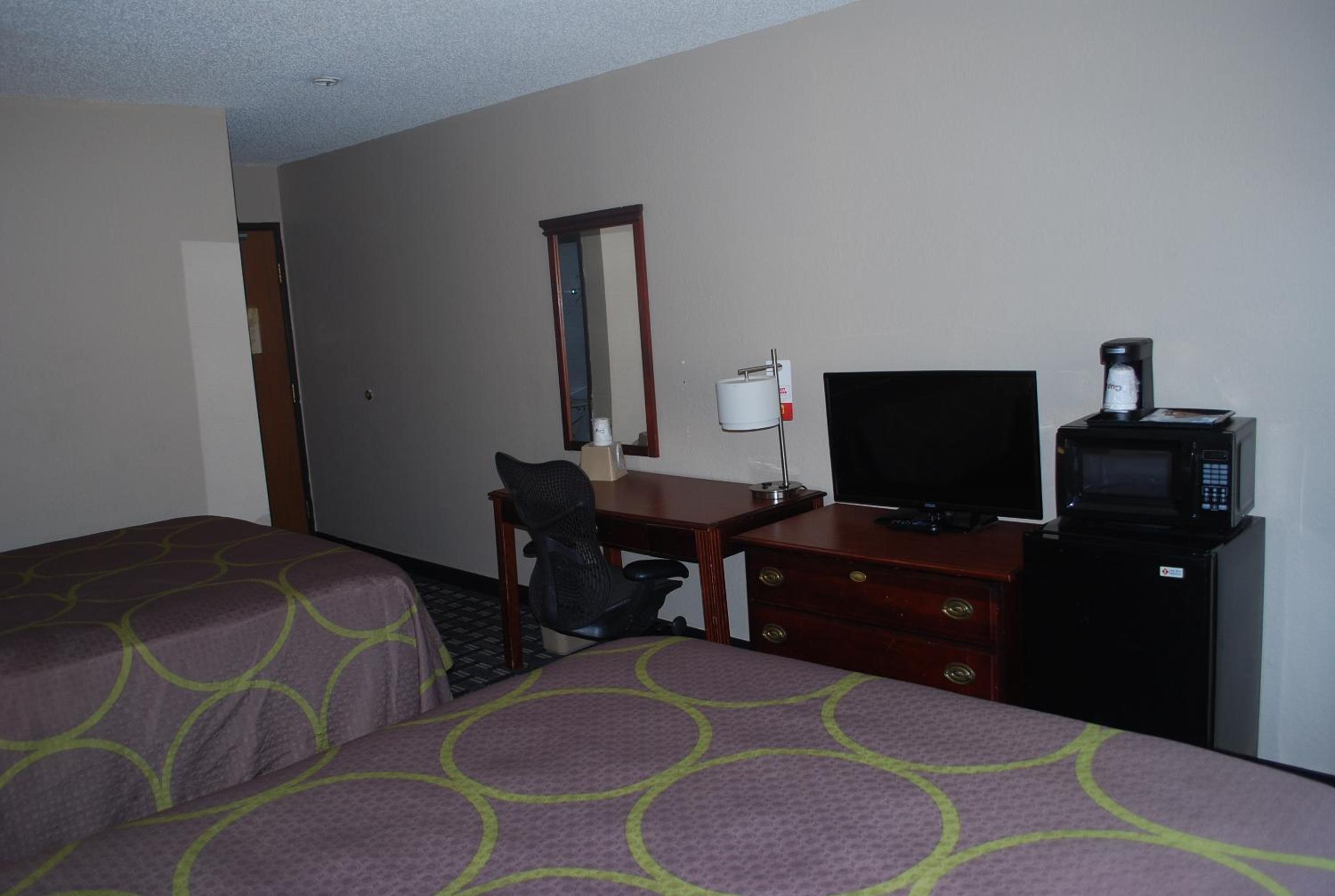 Queen Room with Two Queen Beds - Smoking - Photo 2