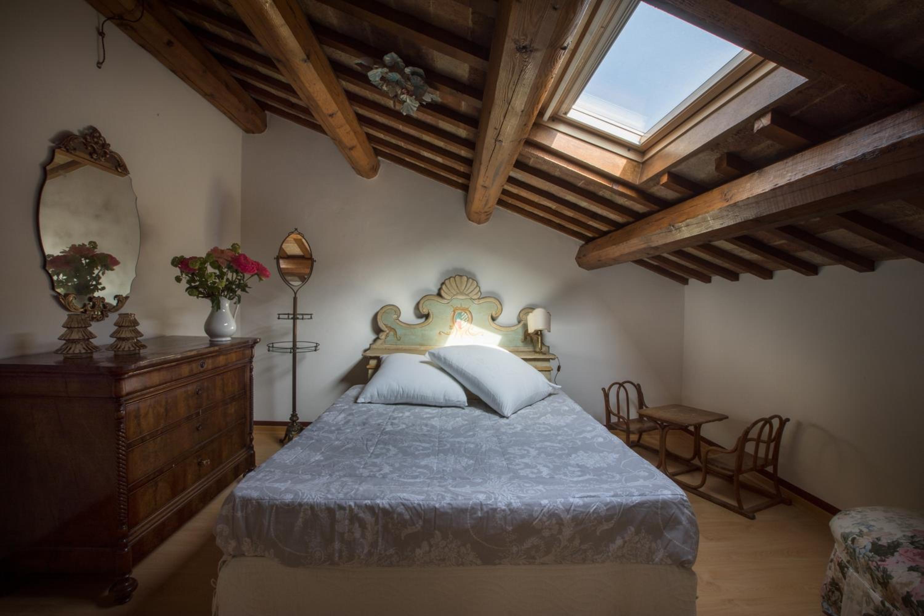 Large Double Room - Photo 6