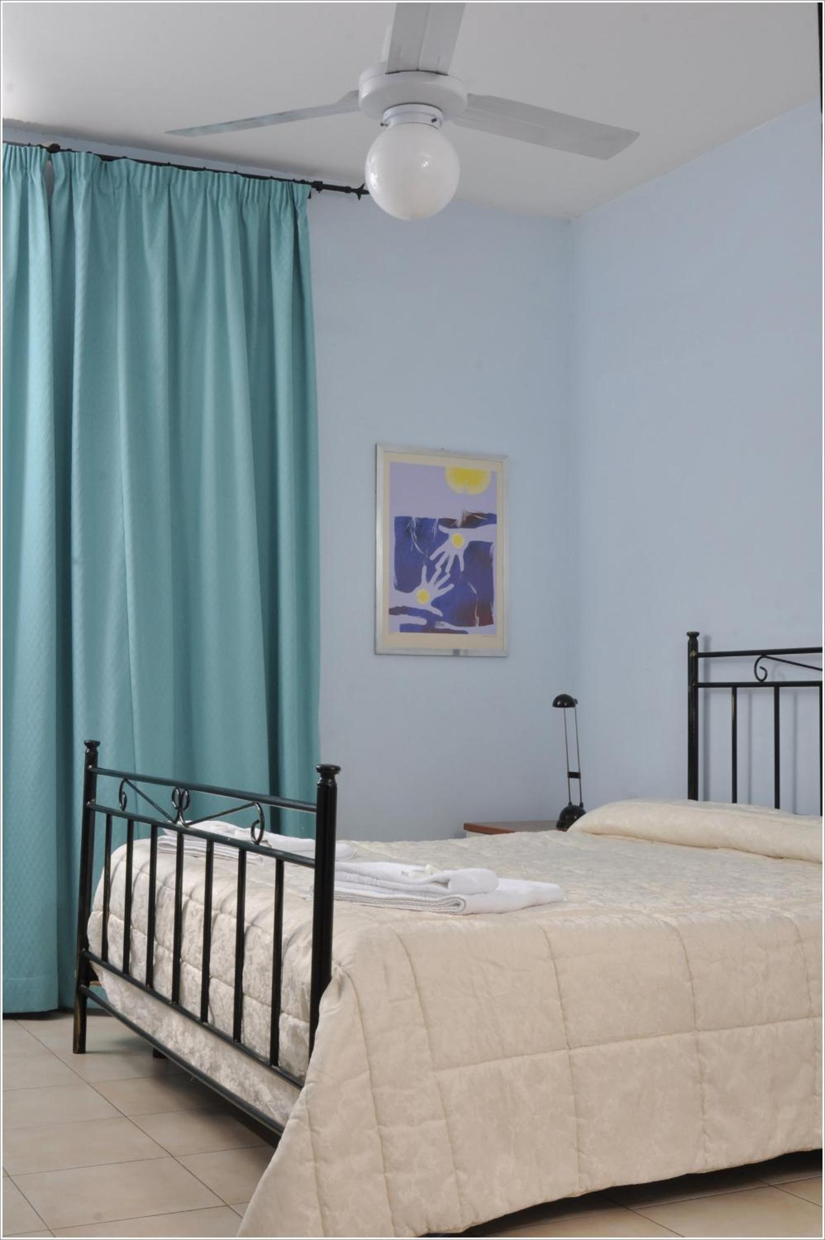 Double or Twin Room with Shared Bathroom photo 3
