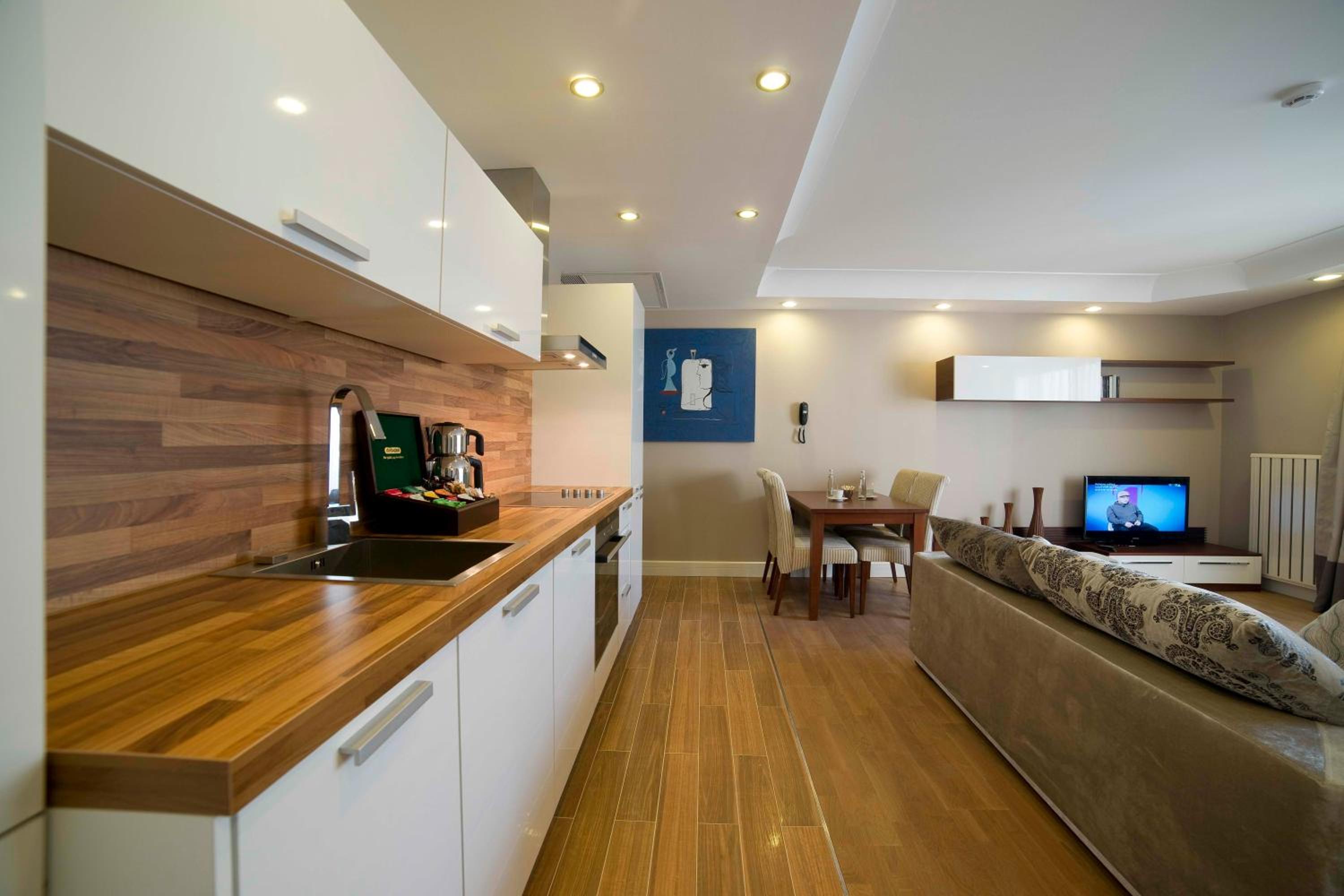 One-Bedroom Apartment with Kitchen photo 2