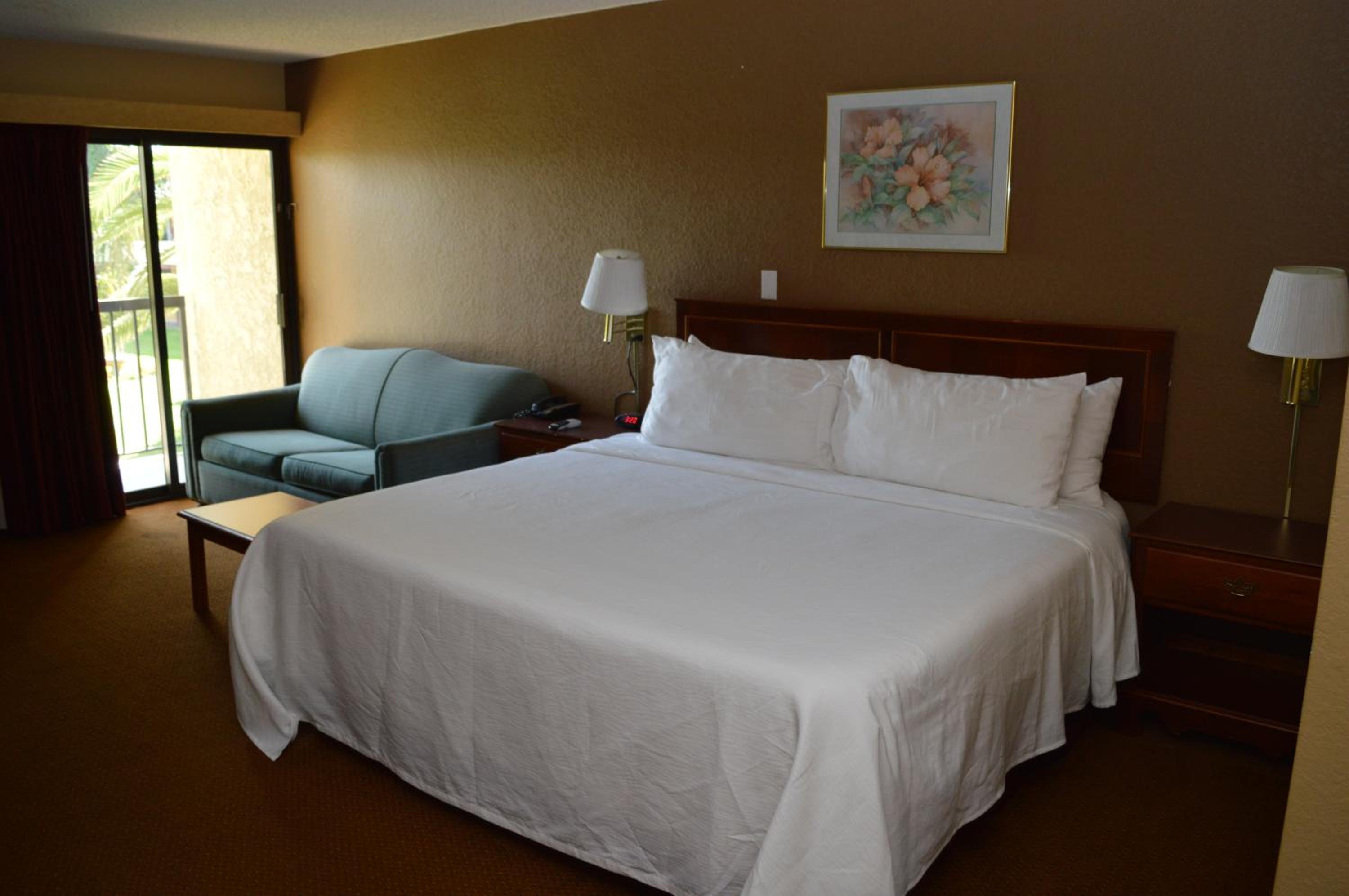 King Room with Balcony - Photo 4
