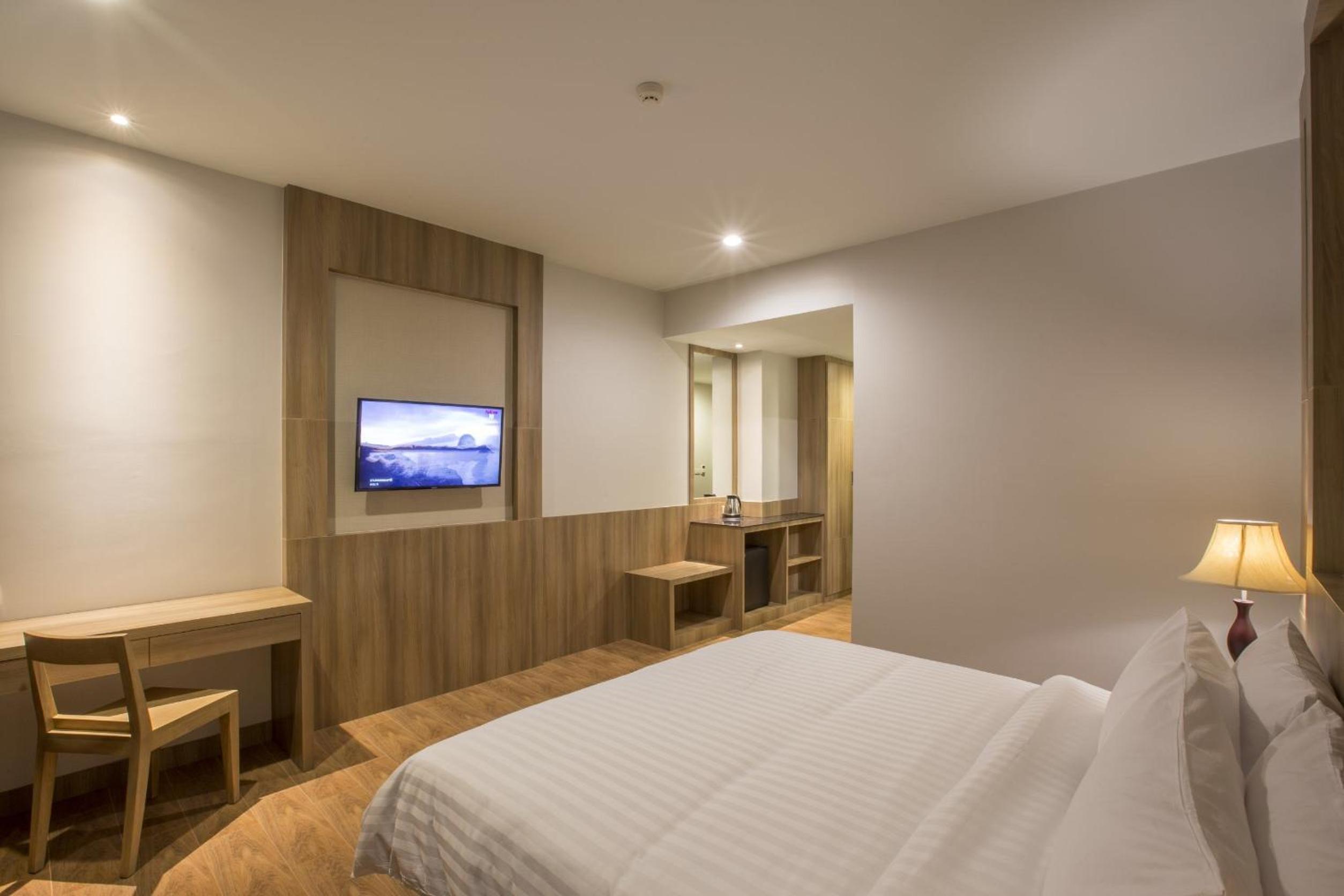 Elderly And Wheelchair Accessible King Bed Room photo 3