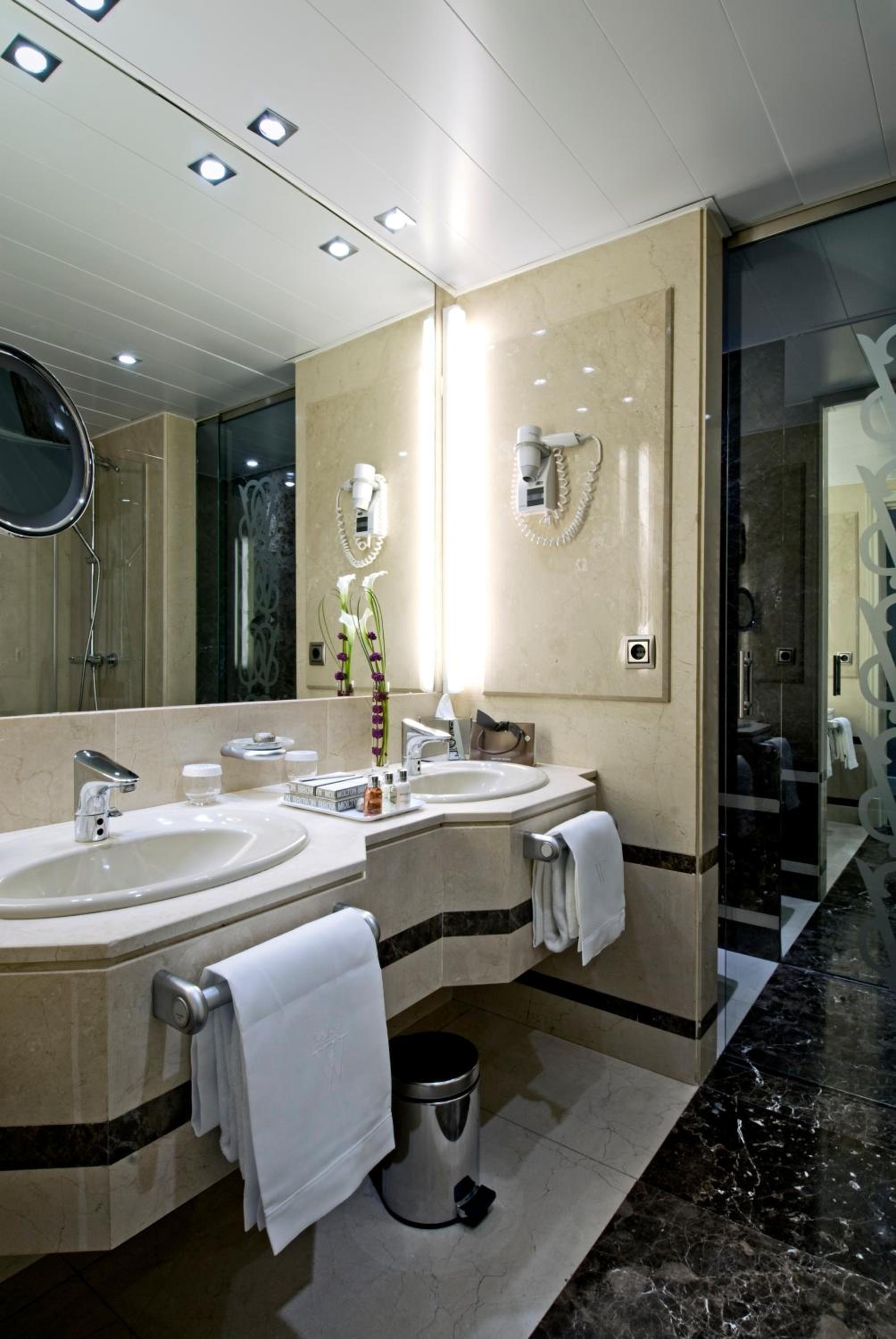 Grand Premium The Wellington Club (Double or Twin) - Photo 9